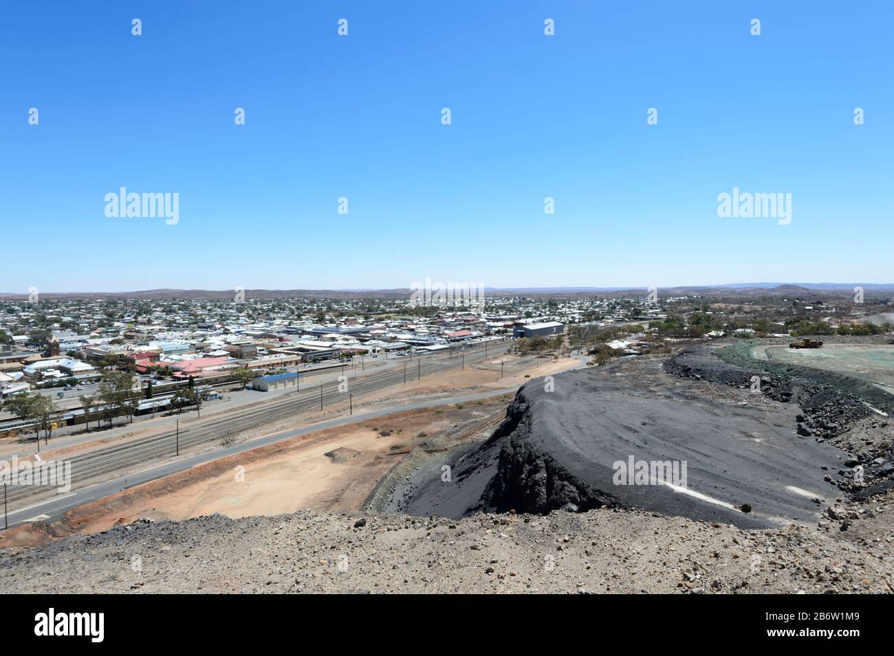 Vue sur Broken Hill ou Silvercity depuis le belvédère Line of Lode surplombant une mine en activité, Nouvelle-Galles du Sud, Nouvelle-Galles du Sud, Nouvelle-Galles du Sud, Australie Banque D'Images