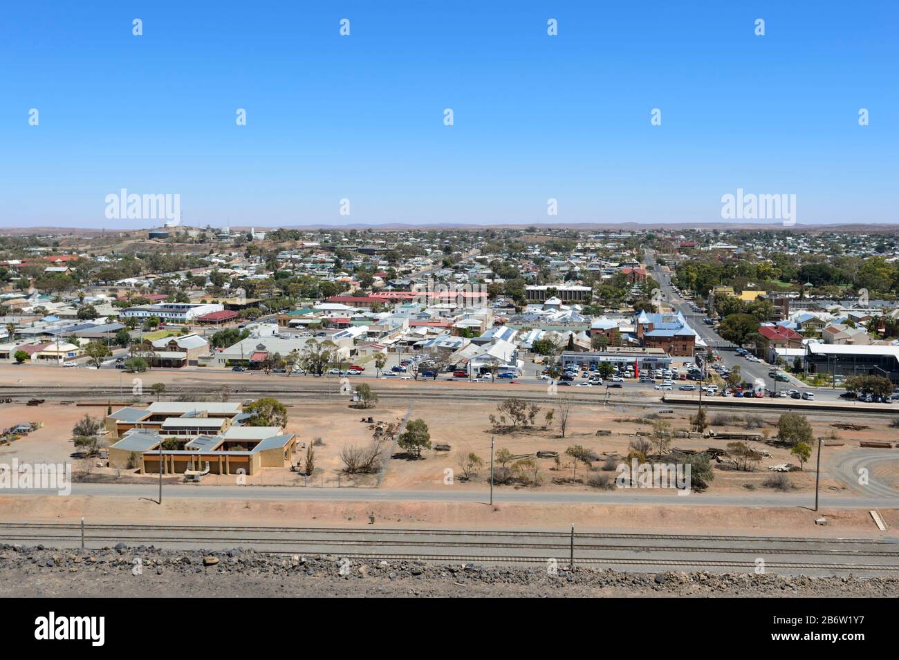 Vue sur Broken Hill ou Silvercity depuis le belvédère Line of Lode surplombant une mine en activité, Nouvelle-Galles du Sud, Nouvelle-Galles du Sud, Nouvelle-Galles du Sud, Australie Banque D'Images