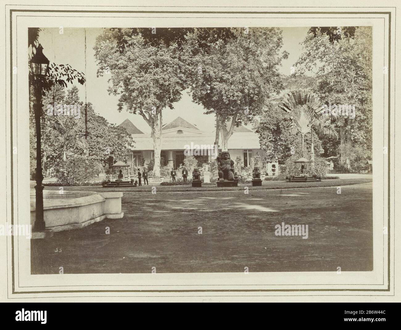 Huis van de résident résident à Jogyakarta. Dans le jardin de la maison il y a plusieurs statues. Partie de l'album offert à J.M. Pijnacker Hordijk à son départ de Jogyakarta en 1886. Fabricant : Photographe: Kassian CéphasPlaats fabrication: Jogjakarta Dating: 1886 Caractéristiques physiques: Albumen print material: Paper technique: Albumen print dimensions: H 150 mm × W 210 mm Date: 1886 - 1886 Banque D'Images