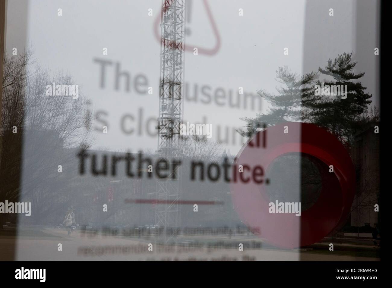 03112020 - Bloomington, Indiana, États-Unis: Un panneau dit que le musée d'art est fermé jusqu'à nouvel ordre après que l'université a annoncé que, après la pause de printemps dans les classes de personnes ne se déroulera pas pendant deux semaines, par mesure de précaution contre Coronavirus. Les professeurs enseigneront virtuellement des cours. Banque D'Images