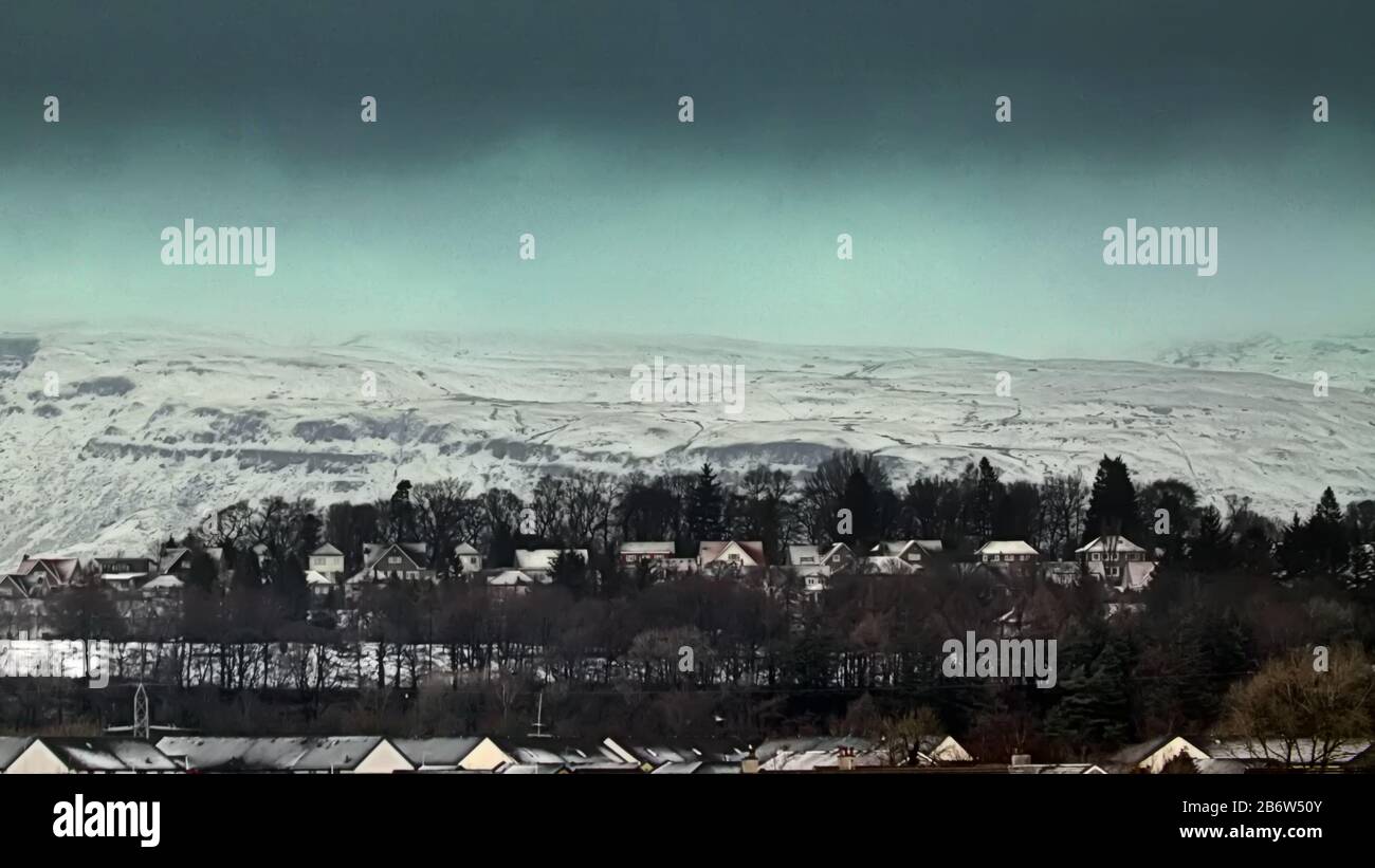 Glasgow, Écosse, Royaume-Uni, 12 mars 2020: Météo britannique: La neige de nuit a été mise en évidence sur les collines De Campsie Dans le nord-ouest de la ville au-dessus de la banlieue de Bearsden. Copywrite Gerard Ferry/ Alay Live News Banque D'Images