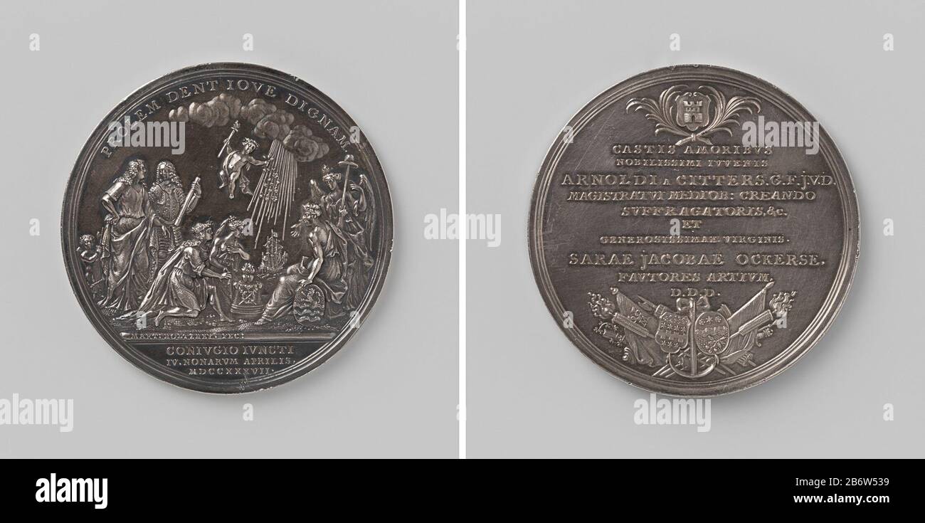 Huwelijk van Arnold van Citters Wzn regeringsild van Middelburg en Sara Jacoba Ockerse Penning ter gelegenheid van het huwelijk van Arnold van Citters Wzn., regeringsild van Middelburg en Sara Jacoba Ockerse. Penning van zilver. Voorzijde : rond altaar, Banque D'Images