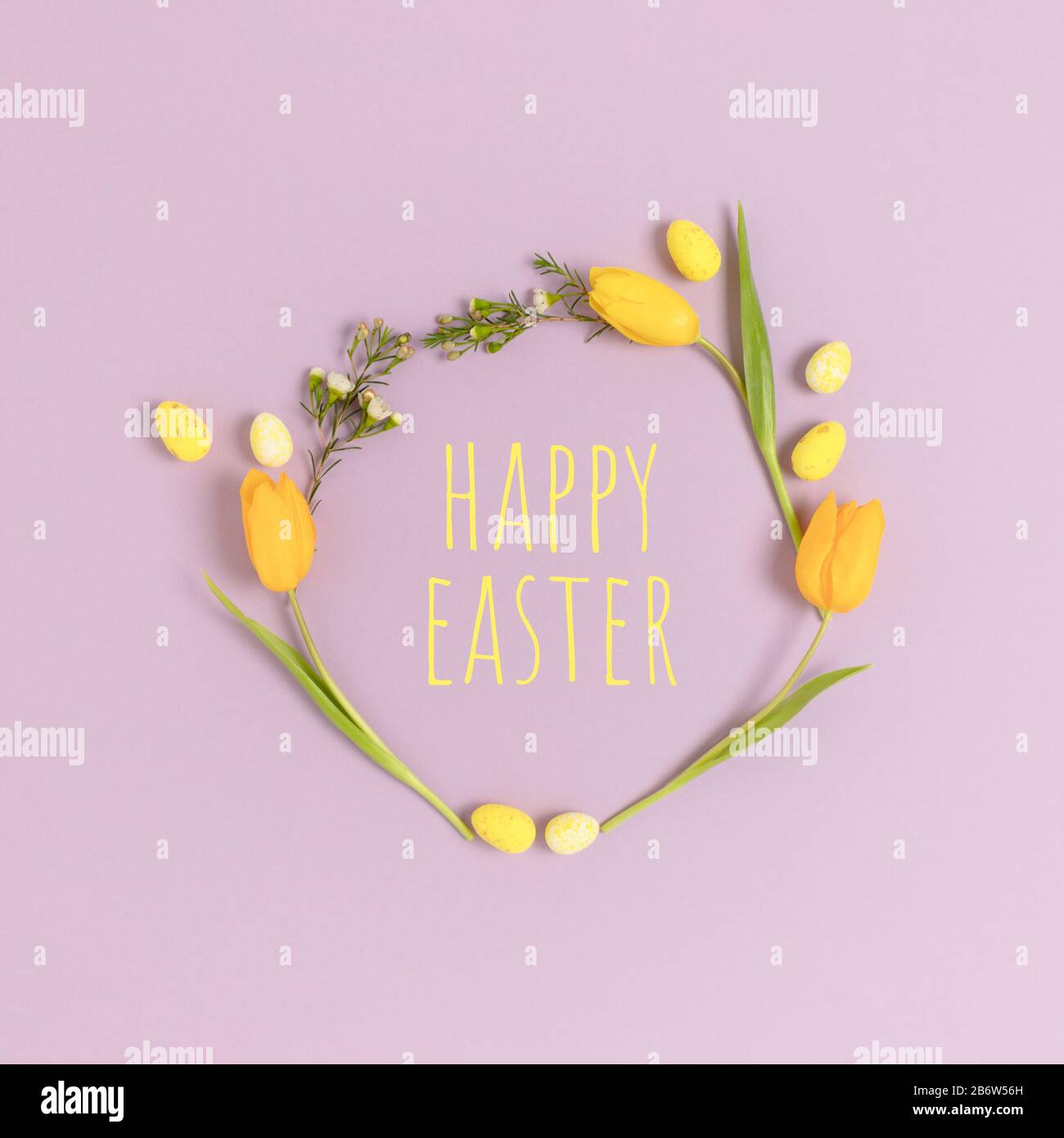 Couronne Faite D œufs Et De Fleurs Sur Fond Violet Pastel Citation Joyeuses Paques Concept De Vacances Photo Stock Alamy