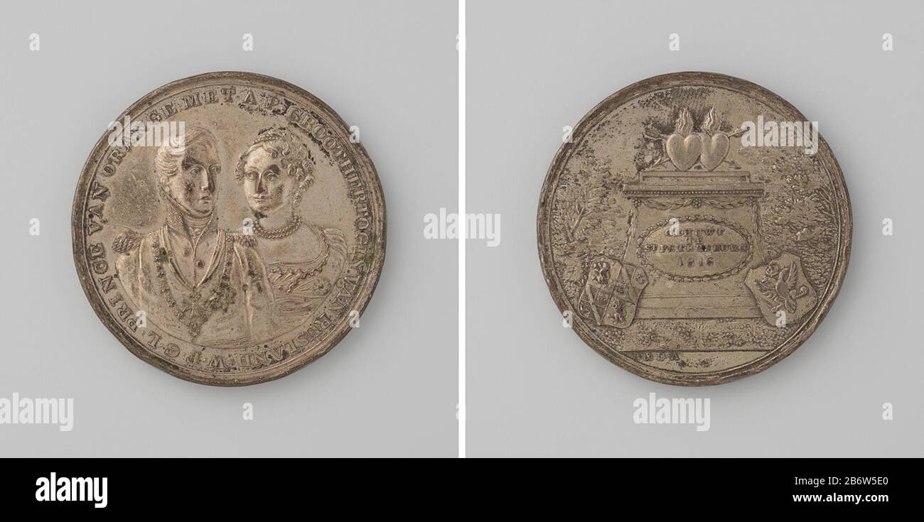 Huwelijk van Willem Frederik George Lodewijk, erfprins der Nederlanden en Anna Paulowna, grootvorstin van Rusland te Saint-Pétersbourg Zilveren penning. Voorzijde: Borststuk man en vrouw binnen omschrift. Keerzijde: Twee brandende, met pijlen doorde en samengevoegde harten op altaar, Banque D'Images