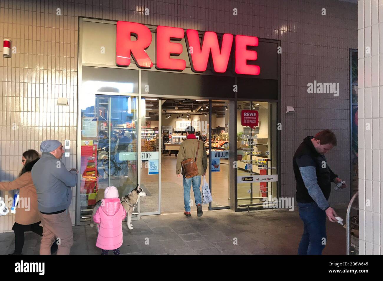 Munich, Allemagne. 11 mars 2020. Clients devant un supermarché REWE, succursale, Lebenswittel, entrée, logo de la société, @Sven Simon Fotoagentur GmbH & Co. Pressefeto KG # Prinzess-Luise-Str 41 # 45479 M uelheim/R uhr # Tél 0208/9413250 # Fax. 0208/9413260 # GLS Bank # BLZ 430 609 67 # Kto. 4030 025 100 # IBAN DE75 4306 0967 4030 0251 00 # BIC GENODEM1GLS # WWW.SVENSIMON.NET. | utilisation dans le monde crédit: DPA/Alay Live News Banque D'Images