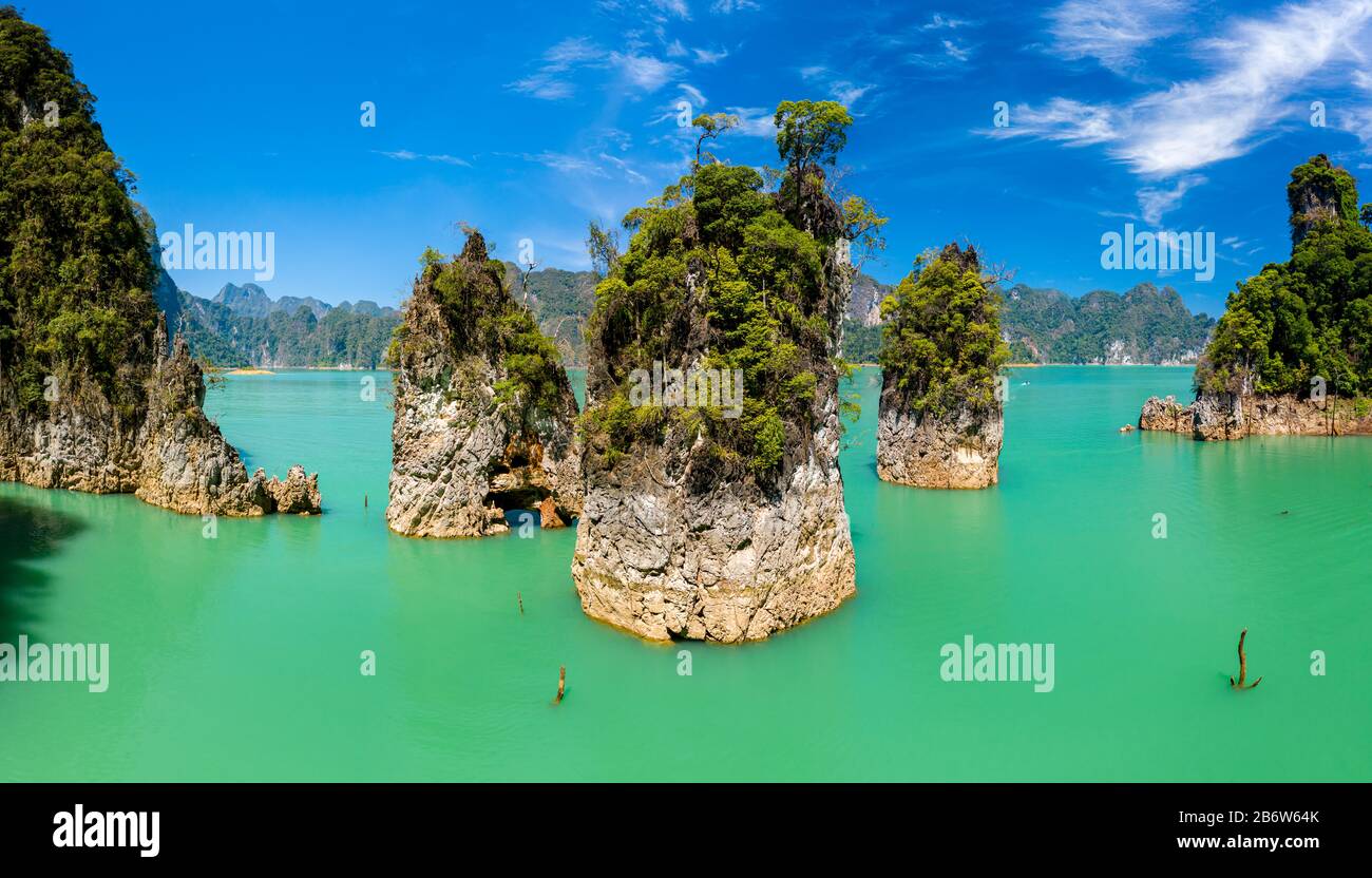 Vue aérienne à faible angle des doigts de pierre calcaire spectaculaires dans un immense lac (le Guilin de Thaïlande, le lac de Cheow Lan) Banque D'Images