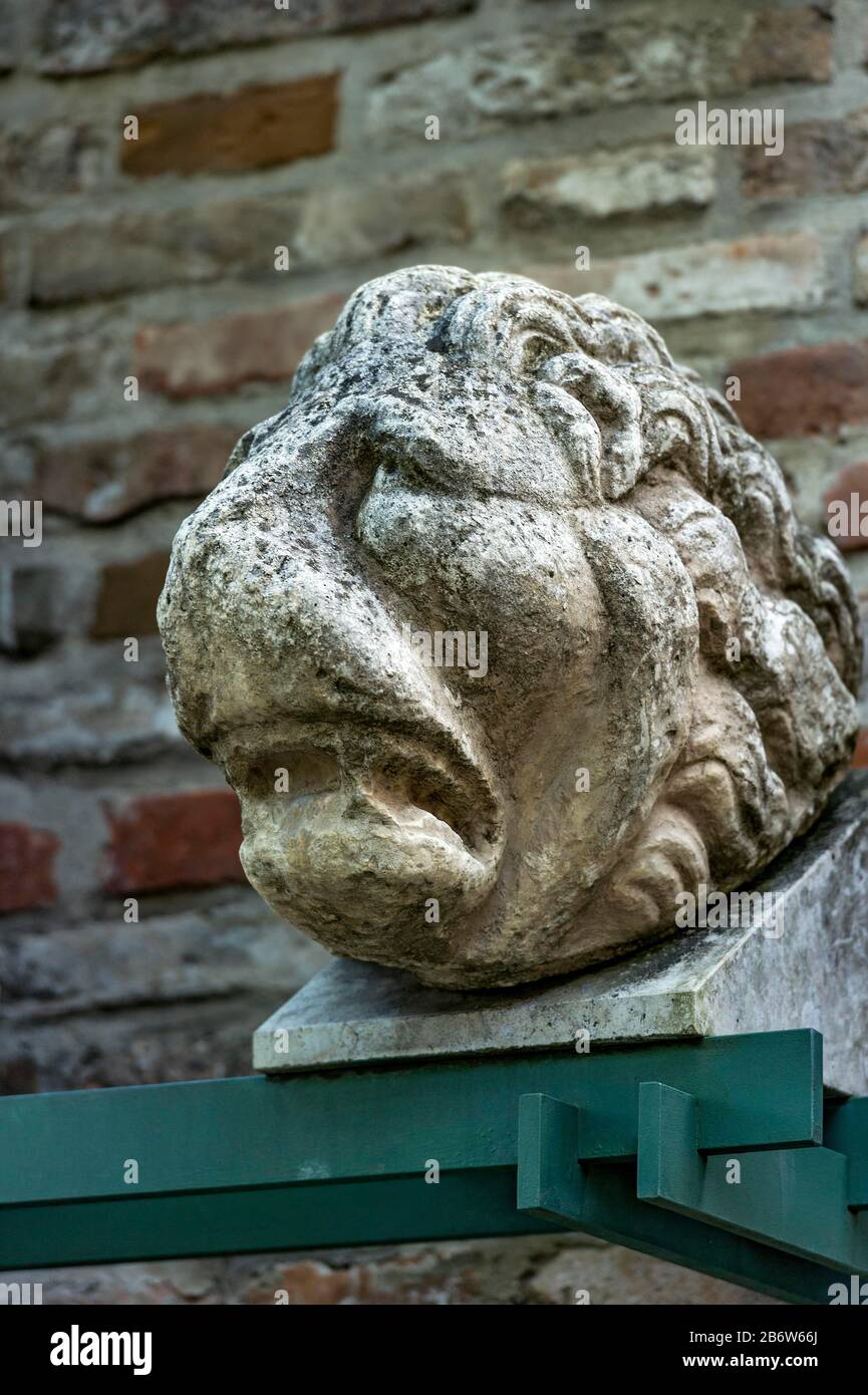 Fragment de tombeau romain ancien, tête du lion, Fronhof am Dom, Augsburg, Swabia, Bavière, Allemagne Banque D'Images