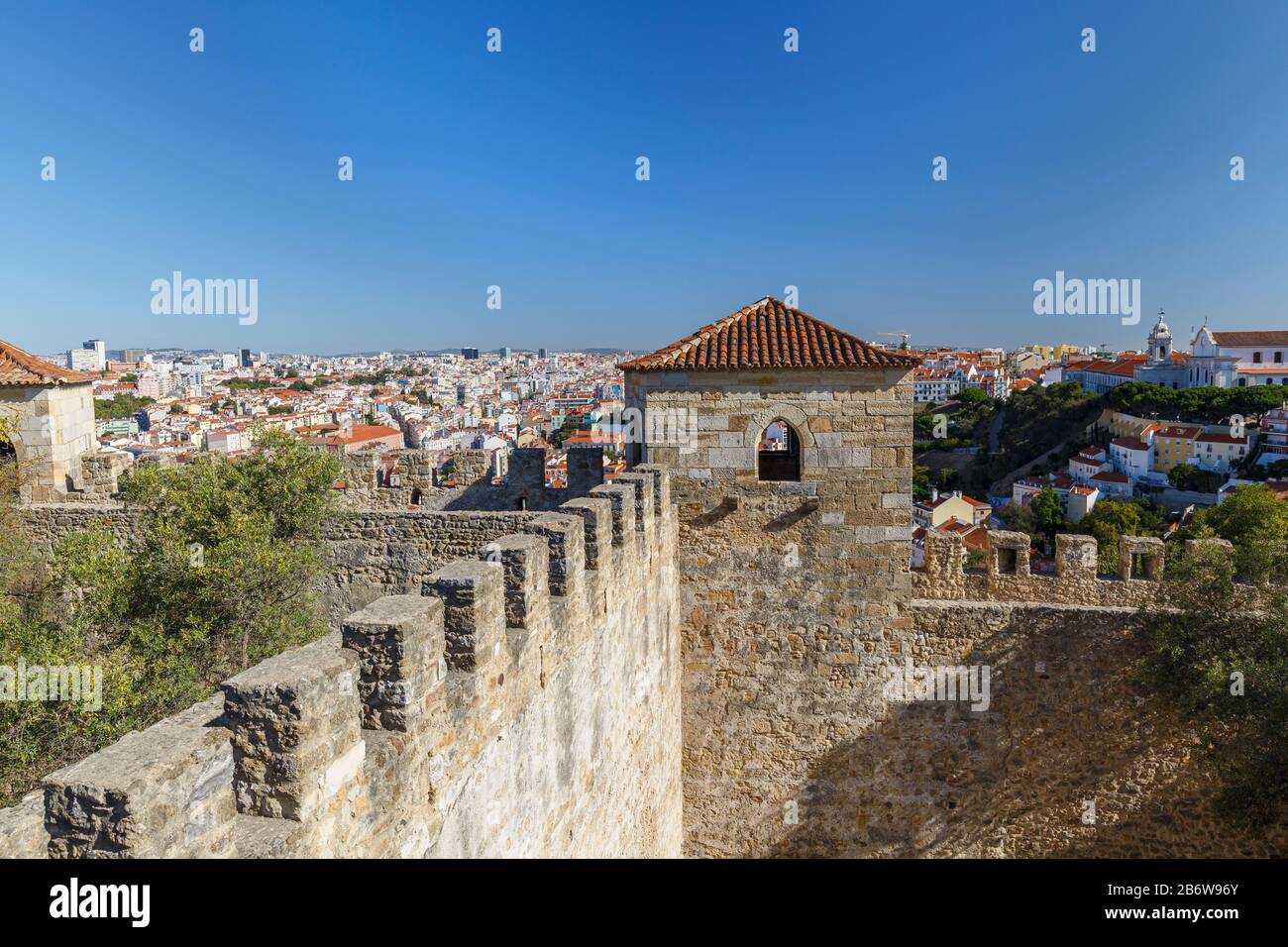 Château historique de Sao Jorge (Château de Saint George, Castelo de Sao Jorge) et vue sur la ville de Lisbonne au Portugal, un jour ensoleillé en été. Banque D'Images Château historique de Sao Jorge (Château de Saint George, Castelo de Sao Jorge) et vue sur la ville de Lisbonne au Portugal, un jour ensoleillé en été. Banque D'Images