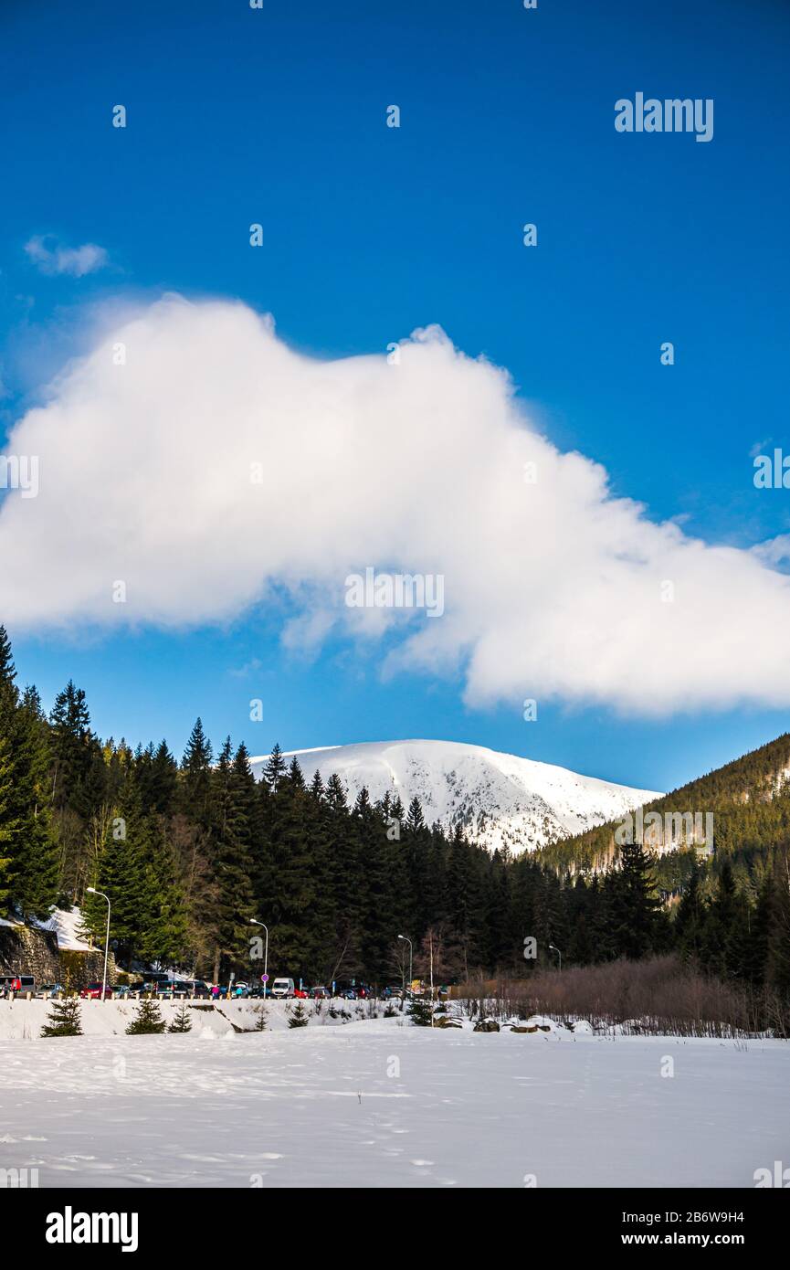Vue sur un sentier de randonnée qui mène à un sommet de la montagne Snezka, la plus haute montagne tchèque en hiver. Situé sur une frontière avec la Pologne. Hiver Banque D'Images