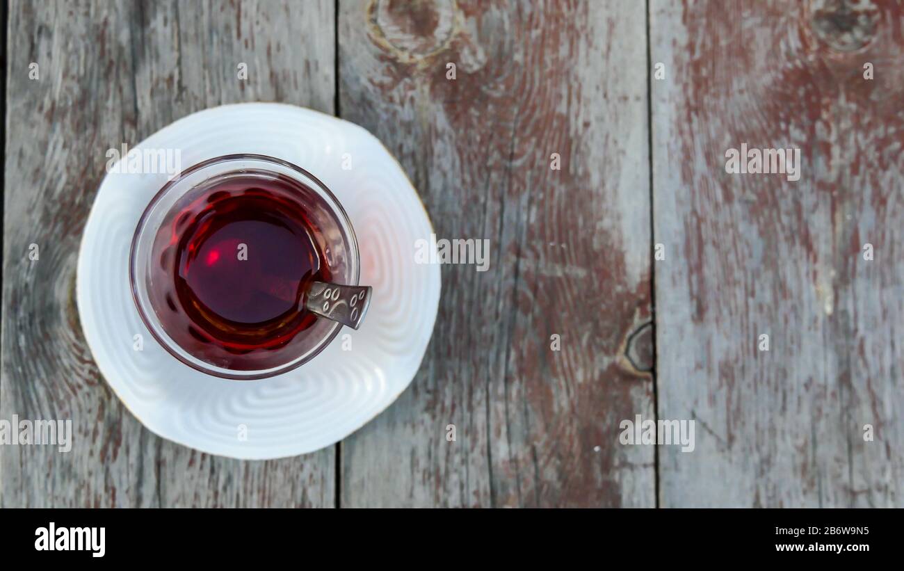 Boire du thé turc traditionnel dans le verre en Turquie Banque D'Images