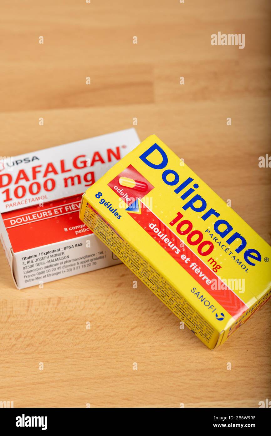 Paris, France - Janvier 2020 : Boîtes de Doliprane et Dafalgan, analgésique à base de paracétamol couramment utilisé pour la douleur et les maux de tête. Banque D'Images
