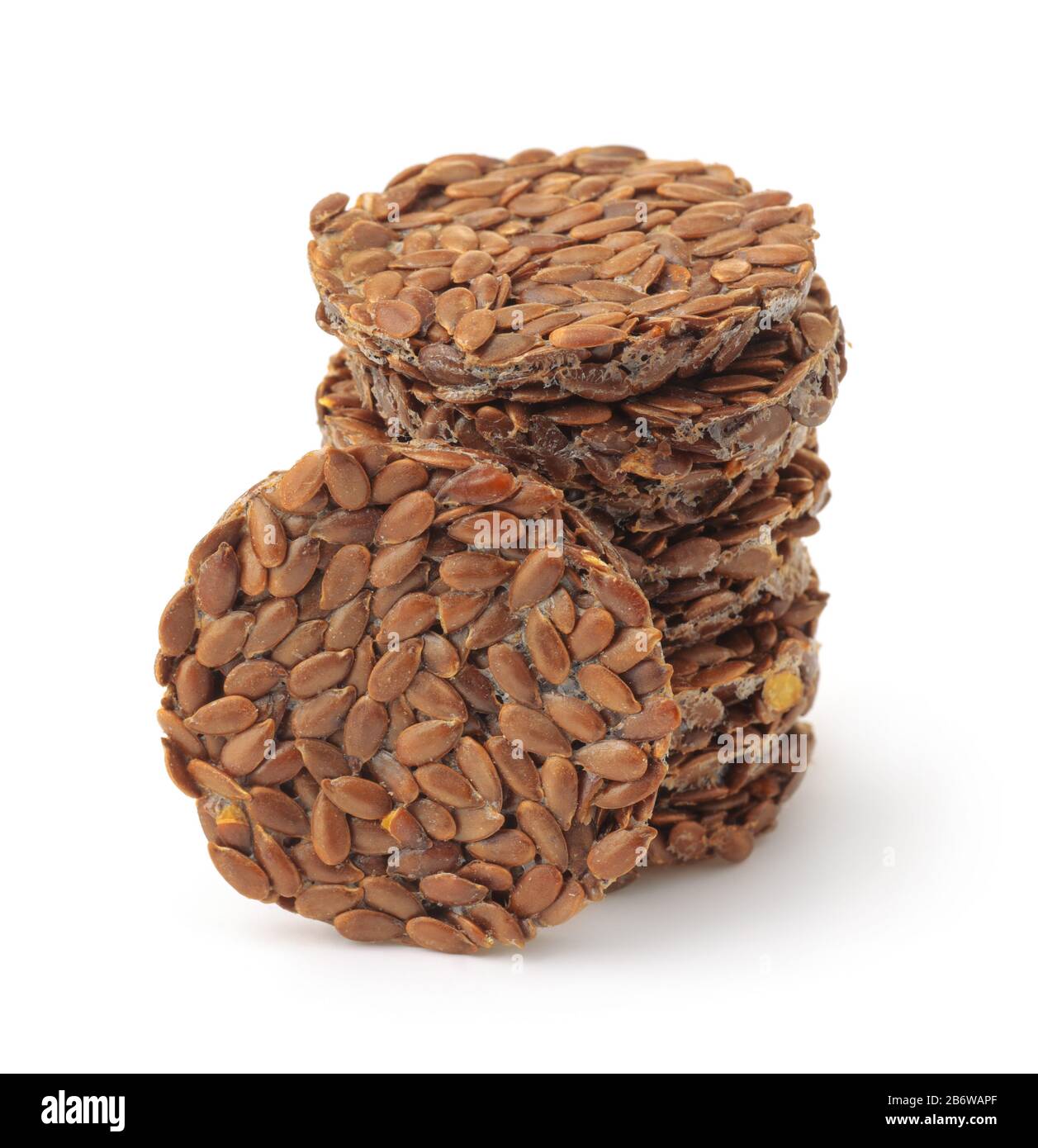 Pile de graines de lin bio crispbread isolé sur blanc Banque D'Images