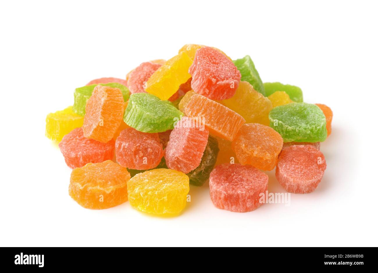 Pile de fruits secs confits colorés isolés sur blanc Banque D'Images