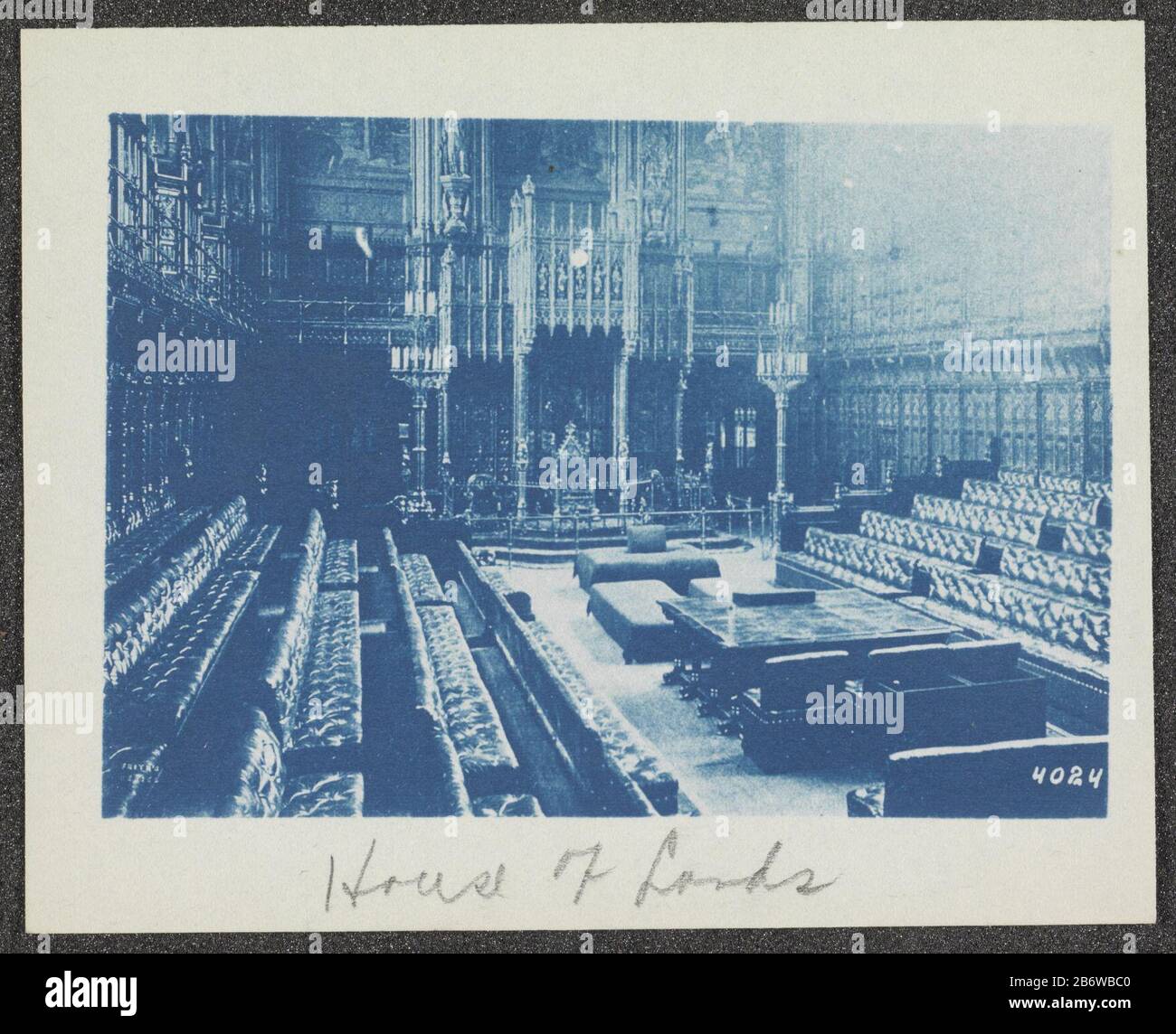 Chambre des Lords intérieure (Chambre haute, Parlement), Londres, Royaume-Uni Type de bien: Photophotocalque Numéro d'objet: RP-F 2007-251-7 Inscriptions / marques: Annotation, recto a été imprimé ensemble, '4024'opschrift , recto, écrit en crayon: 'House of Lords' Fabricant: Photographe: Fabrication anonyme de place: Grande-Bretagne Date: CA. 1900 - ca. 1925 Caractéristiques physiques: Cyanopie matériau: Papier technique: Blauwdrukprocedé / cyanopie Dimensions: H 77 mm × W 112 mmOnderwerp Banque D'Images
