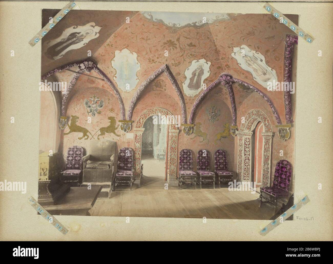Intereur a rencontré gedecoreerd plafond en muren, fauteuils en doorgangen, vermoedelijk dans Moskou partie de l'album avec lequel examiner les enregistrements: Conditions en Géorgie, Saint-Pétersbourg et Moskou. Fabricant : Photographe: B. Avanzo (propriété cotée) Lieu de fabrication: Moscou Date: CA. 1890 - ca. 1900 Caractéristiques physiques : papier peint technique: Albumen couleur main / photo peinte Dimensions: Photo: H 221 mm × W 274 mm Objet: Saints (décoré) fauteuil de plafond, siège à moscou Banque D'Images