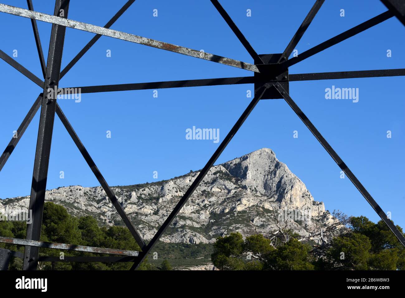 Mont Sainte-Victoire Montagne Encadrée Par Le Cadre En Acier De L'Électricité Pylon, De La Tour De Transmission Ou De La Tour De La Truss Près D'Aix-En-Provence Provence France Banque D'Images