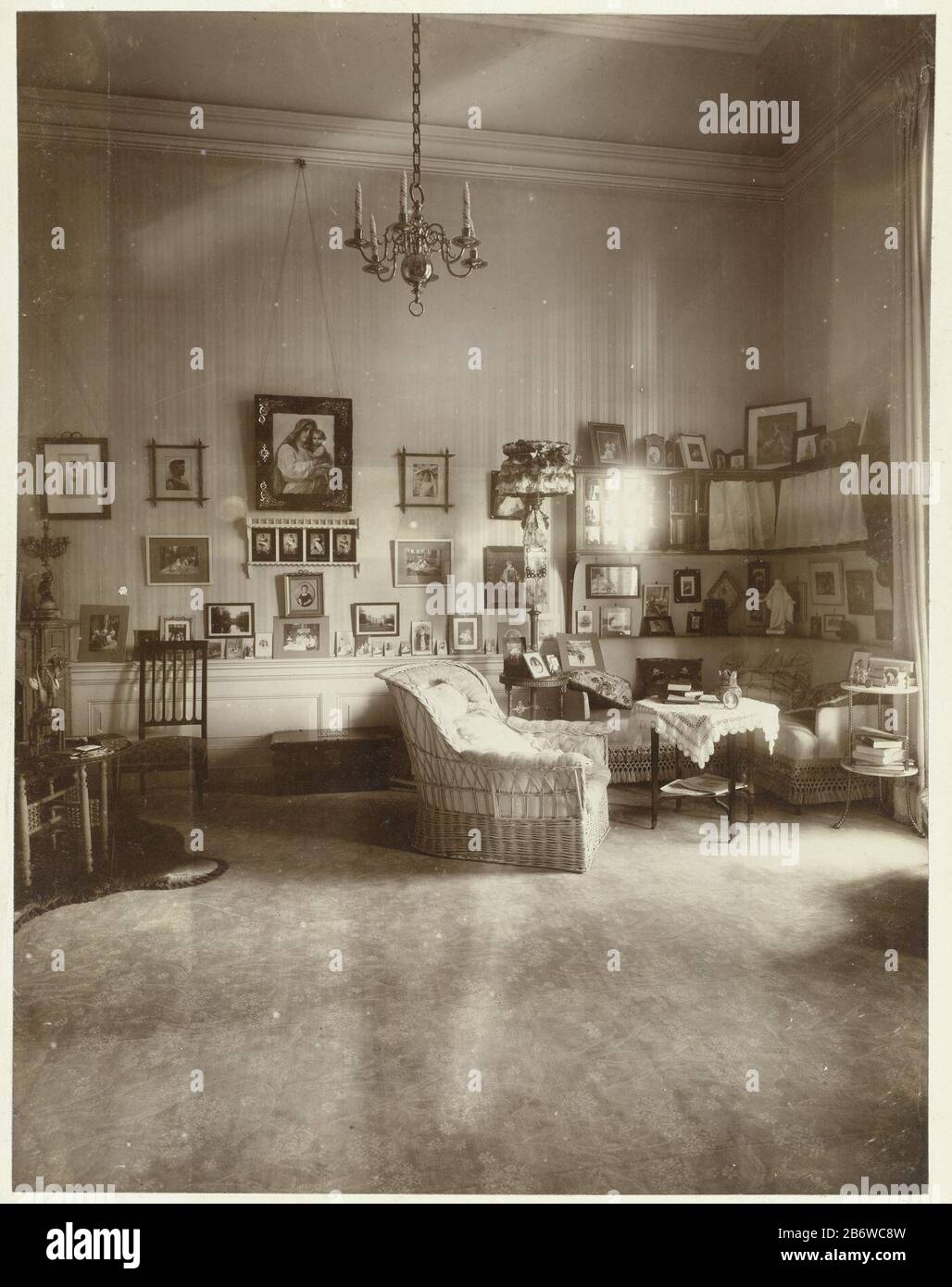 Intereur van de Wildbaan, het woonhuis van de fotograaf in Driebergen intérieur du Wildbaan, le domicile du photographe à Driebergen Type d'objet: Photographies Numéro d'article: RP-F 2007-360-23 Fabricant : Photographe: Henry Peacock Qui: Ldrecht (possible) éditeur: Henry Peacock Wieldrecht Place physique: 1903 - 1903 Caractéristiques physiques: Matériel photo: Papier photo technique: Gélatine argent dimensions: Feuille: H 335 mm × W 520 mmfoto: H 368 mm × W 286 mmToelichtRP-F 2007-349-65 Banque D'Images