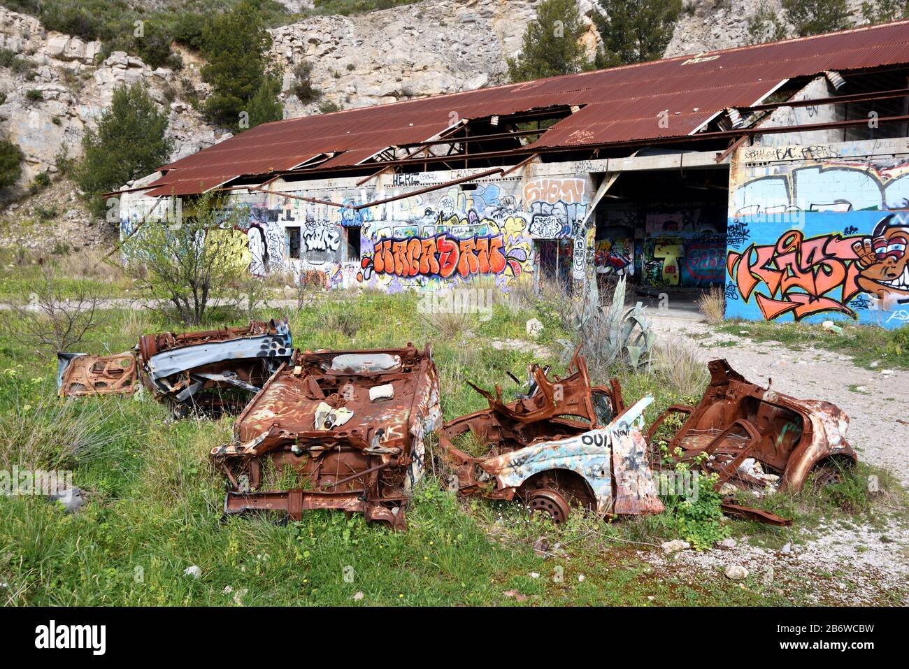 Usine Abandonnée, Bâtiment Industriel En Ruines Et Voitures Rouillées, Un Site Urbex, À Marseille Provence France Banque D'Images