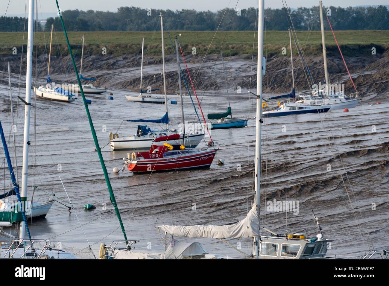 Des bateaux sont disponibles pour les amarres sur le lit de la rivière des marées, River Parrett, Burnham-on-Sea, Somerset, Angleterre Banque D'Images