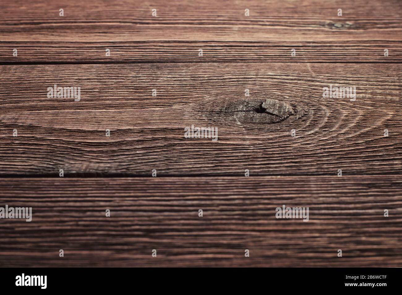 Vue latérale de la surface d'une ancienne table en bois rustique avec peu de profondeur de champ. Arrière-plan moderne et abstrait de texture de bois Banque D'Images