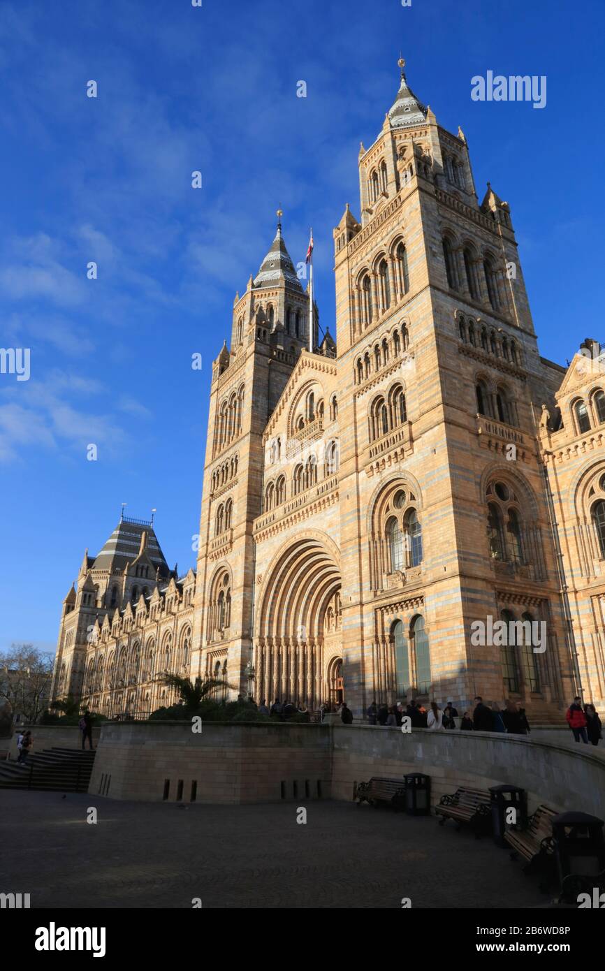 Les gens marchent vers l'entrée du grand Musée d'Histoire naturelle, conçu par l'architecte Alfred Waterhouse, à South Kensington, Londres, Royaume-Uni. Banque D'Images