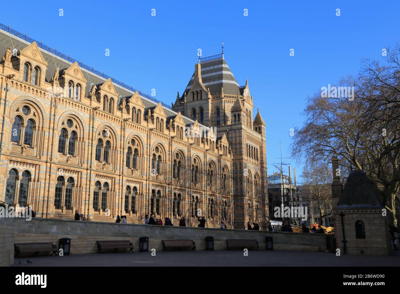 Les gens marchent vers l'entrée du Natural History Museum qui a été construit en terre cuite et ressemble à une cathédrale, à Kensington, Londres, Royaume-Uni. Banque D'Images