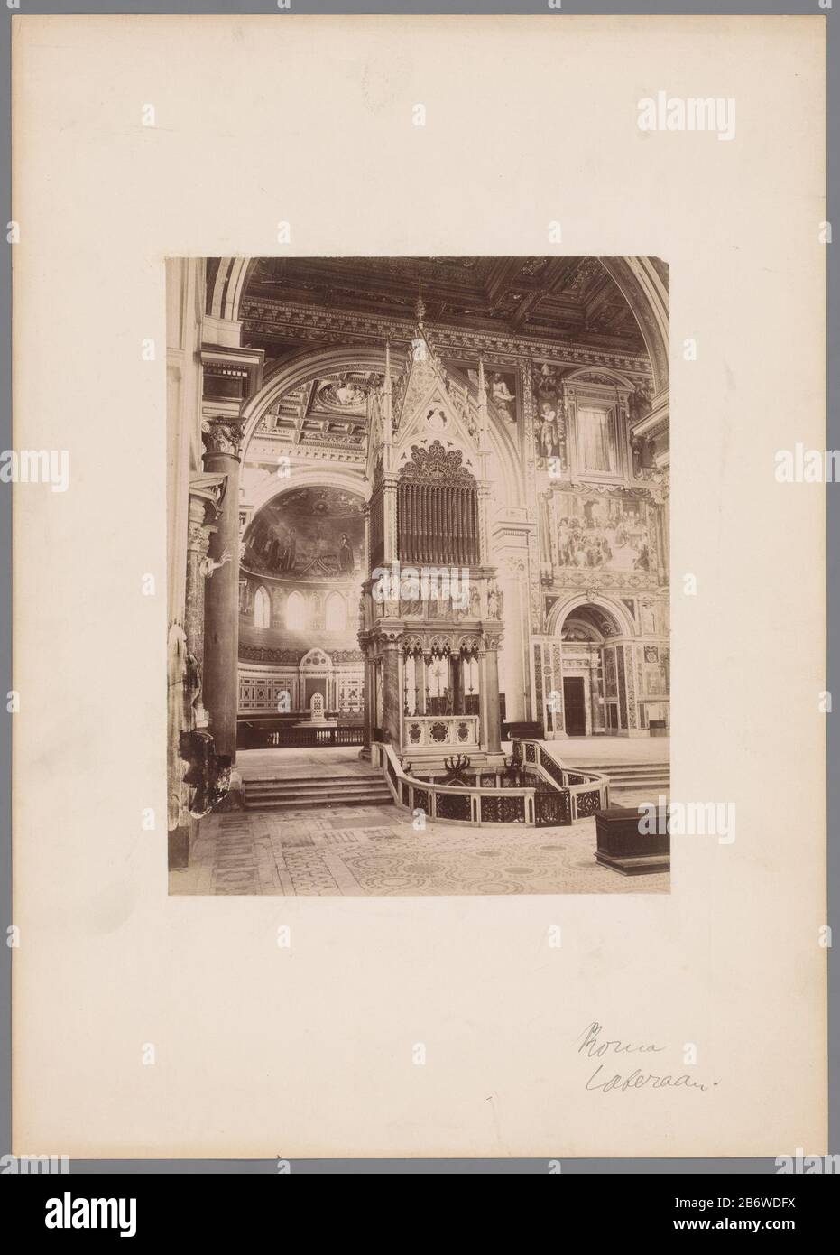 Intereur van de Sint Jan van Lateranen 3302 Abside di S Giovanni in Laterano Roma (objet titel op) Intereur van de Sint Jan van Lateranen3302. Abside di S. Giovanni à Laterano. Roma (objet op de titel) Type d'objet : foto Objectnummer: RP-F-00-6940 Fabricant : fotograaf: AnoniPlaemats fabrication: Rome Dating: CA. 1880 - env. 1890 kenmerken physique: Daglichtcollodiumzilverdruk geplakt op karton matériau: Fotopaper karton Techniek: Albuminedruk Dimensions: Foto: H 248 mm × b 195 mmkarton: H 445 mm × b 317 mmOnderwerp Banque D'Images