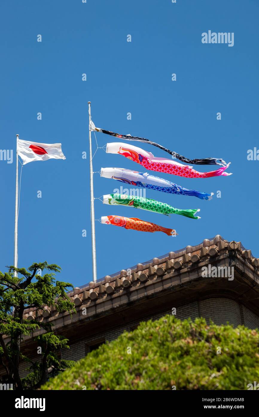 Drapeaux koinodori japonais pour la journée des enfants sur fond bleu ciel Banque D'Images
