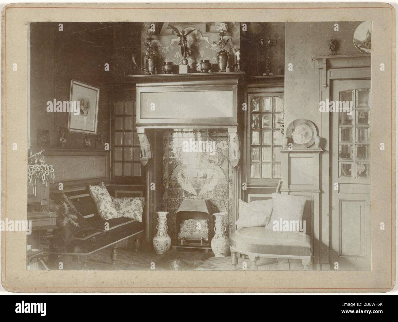 Intereur van een woonkamer rond 1900 intérieur d'une salle li vers 1900 Type d'objet : photo Numéro d'article: RP-F F01700 Fabricant : Photographe: Anonyme lieu Fabrication: Inconnu Date: 1880 - 1940 Caractéristiques physiques: Albumen imprimé: Carton de papier technique: Albumen dimensions d'impression: Photo: H 119 mm × l mblad 165 : H 139 mm × l 189 mm Banque D'Images