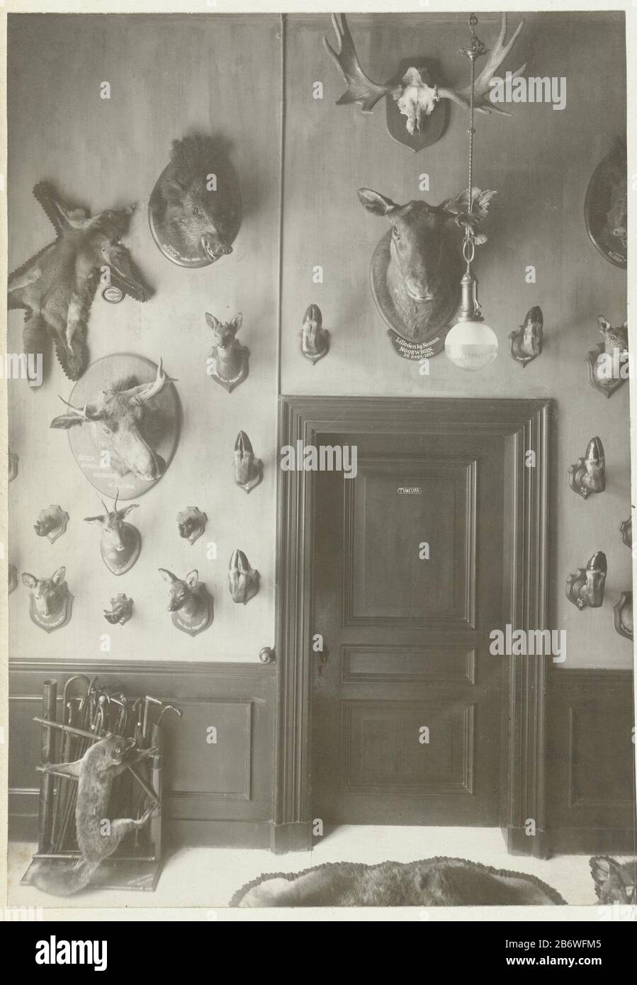 Intérieur du Wildbaan du pays avec trophées de chasse sur le mur Type d'objet: Photo Numéro d'article: RP-F 2007-360-16 Fabricant : Photographe: Henry Peacock Qui: Ldrecht (possible) éditeur: Henry Peacock Wieldrecht Lieu fabrication: Pays-Bas Date: 1903 - 1907 Caractéristiques physiques: Matériel photo: Papier photo technique: Gélatine argent feuille::::::::: H 335 mm × l 520 mmfoto : H 226 mm × l 159 mm Banque D'Images
