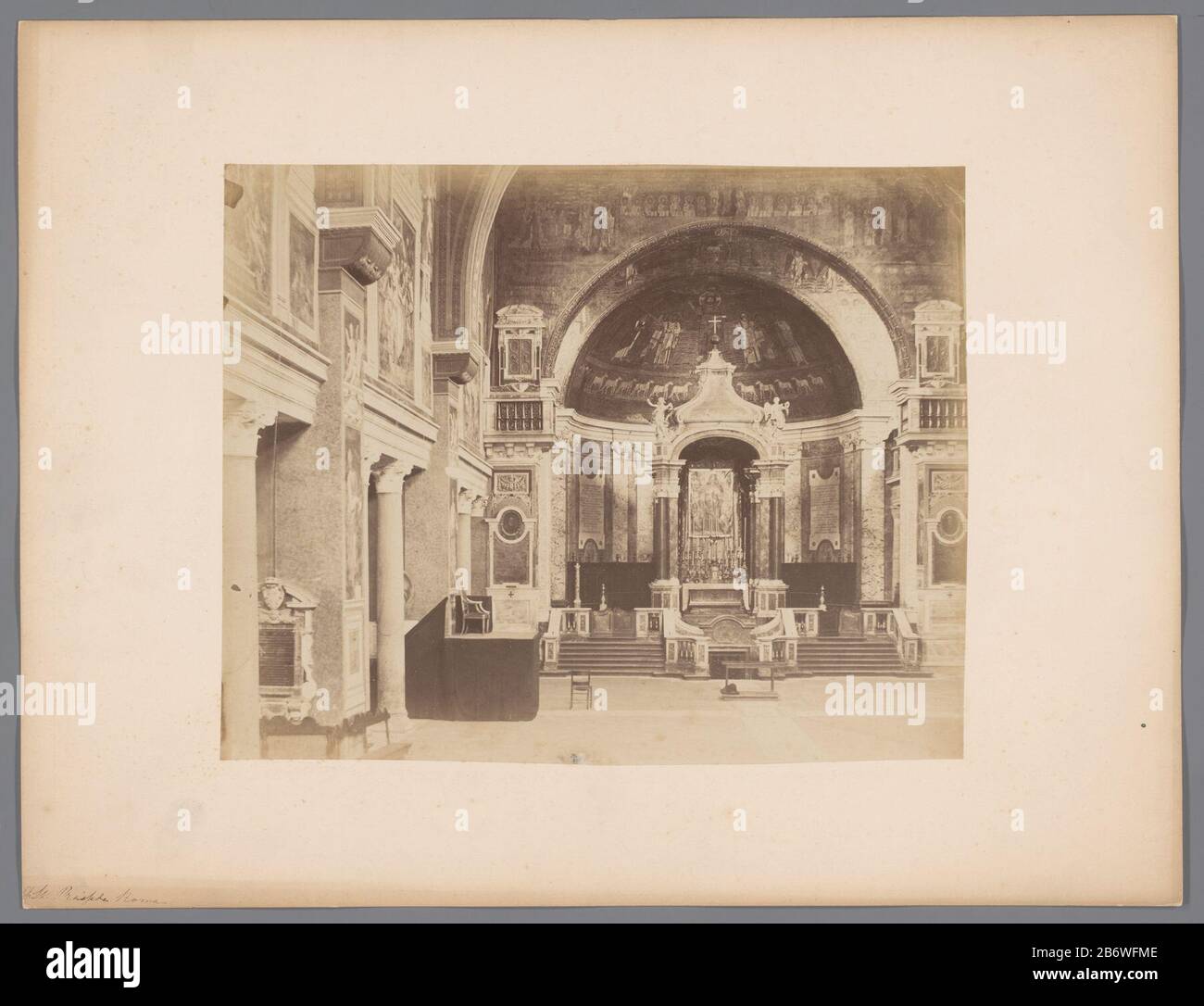 Interieur van kerk te Rome Interieur van kerk te Rome Type d'objet : foto Objectnummer: RP-F-00-6933 Fabricant : fotograaf: AnoniemPlaats fabrication: Rome Dating: CA. 1880 - env. 1890 kenmerken physique: Daglichtcollodiumzilverdruk geplakt op karton matériau: Fotopaper karton Techniek: Albuminedruk Dimensions: Foto: H 207 mm × b 258 mmkarton: H 308 mm × b 403 mmOnderwerp Banque D'Images