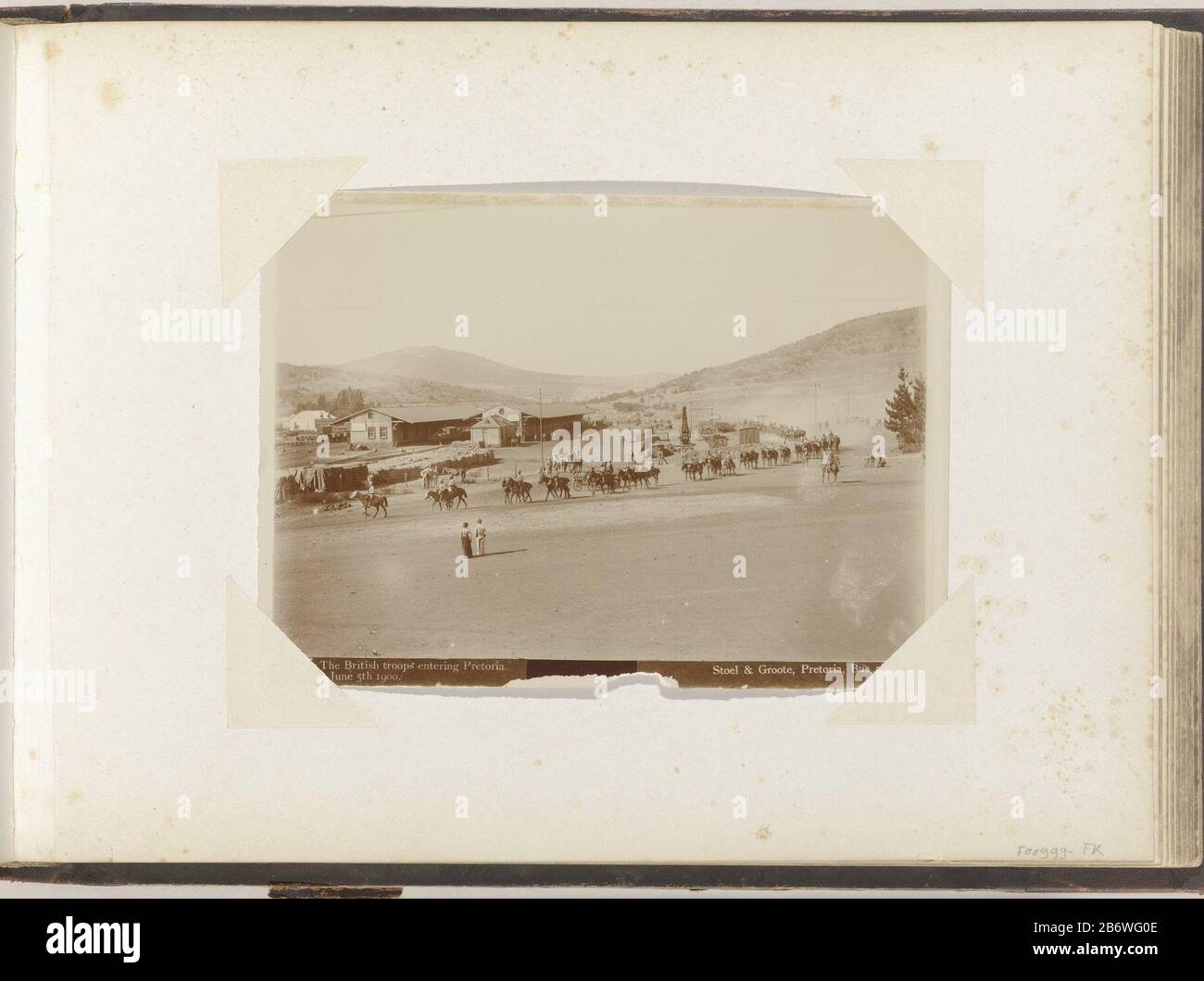 Intocht van Britsen troepen à Pretoria les troupes britanniques entrant à Pretoria le 5 juin 1900 (objet titel op) partie de l'album avec 191 photos d'un voyage à et par l'Afrique du Sud. Fabricant : Photographe: Président & Groote (propriété cotée) Lieu de fabrication: Pretoria Date: Jun 5 1900 Caractéristiques physiques: Gélatine d'été imprimé argent matériel: Papier photo technique: Gélatine d'été imprimé argent dimensions: Photo: H 156 mm × W 218 mm Objet: Force terrestre deuxième Guerre de Boer (1899-1902) Où: Pretoria Banque D'Images