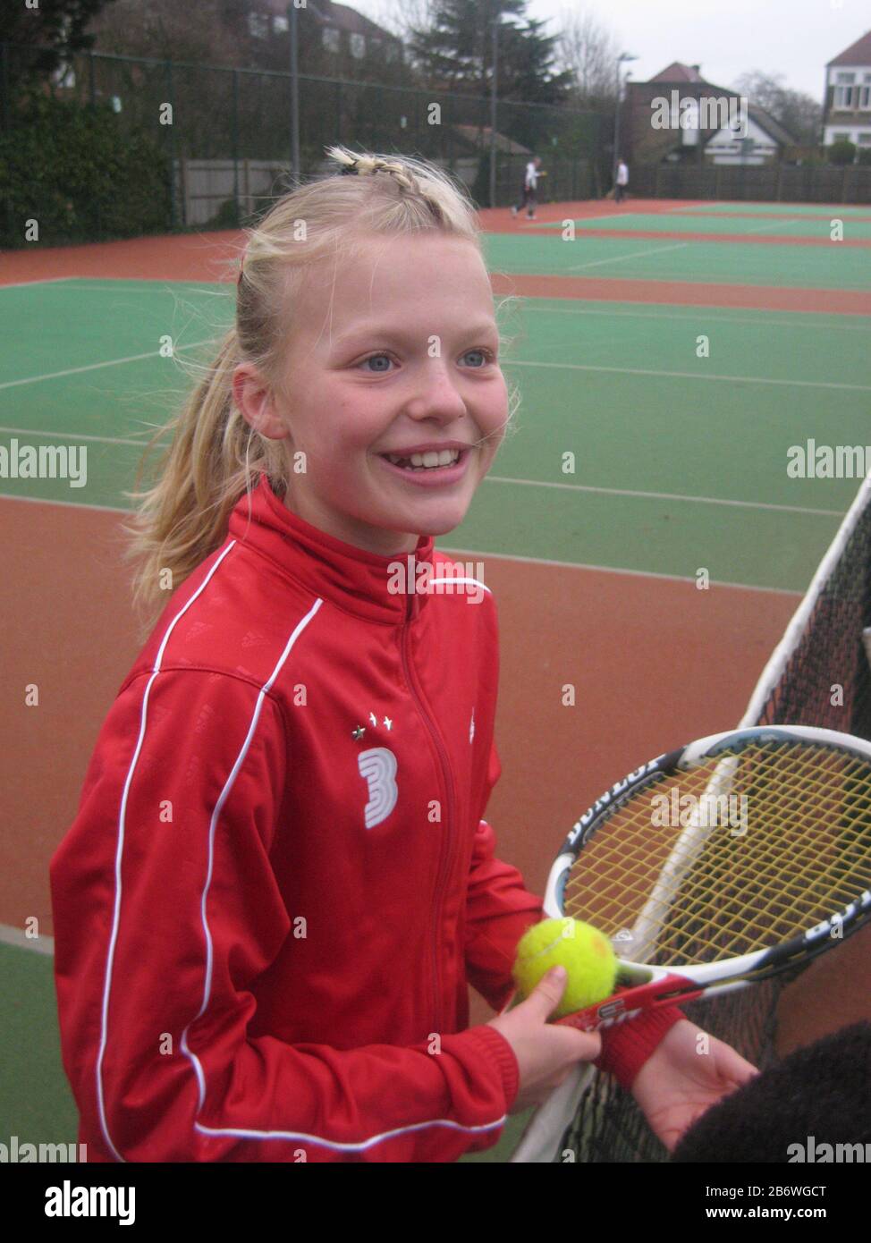 Harriet Dart, joueur de tennis britannique, photographié à l'âge de 11 ans au South Hampstead tennis Club, Londres Banque D'Images