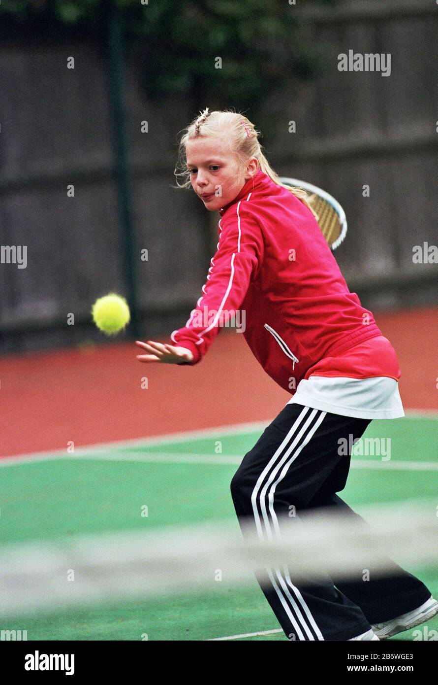 Harriet Dart, joueur de tennis britannique, photographié à l'âge de 11 ans au South Hampstead tennis Club, Londres Banque D'Images