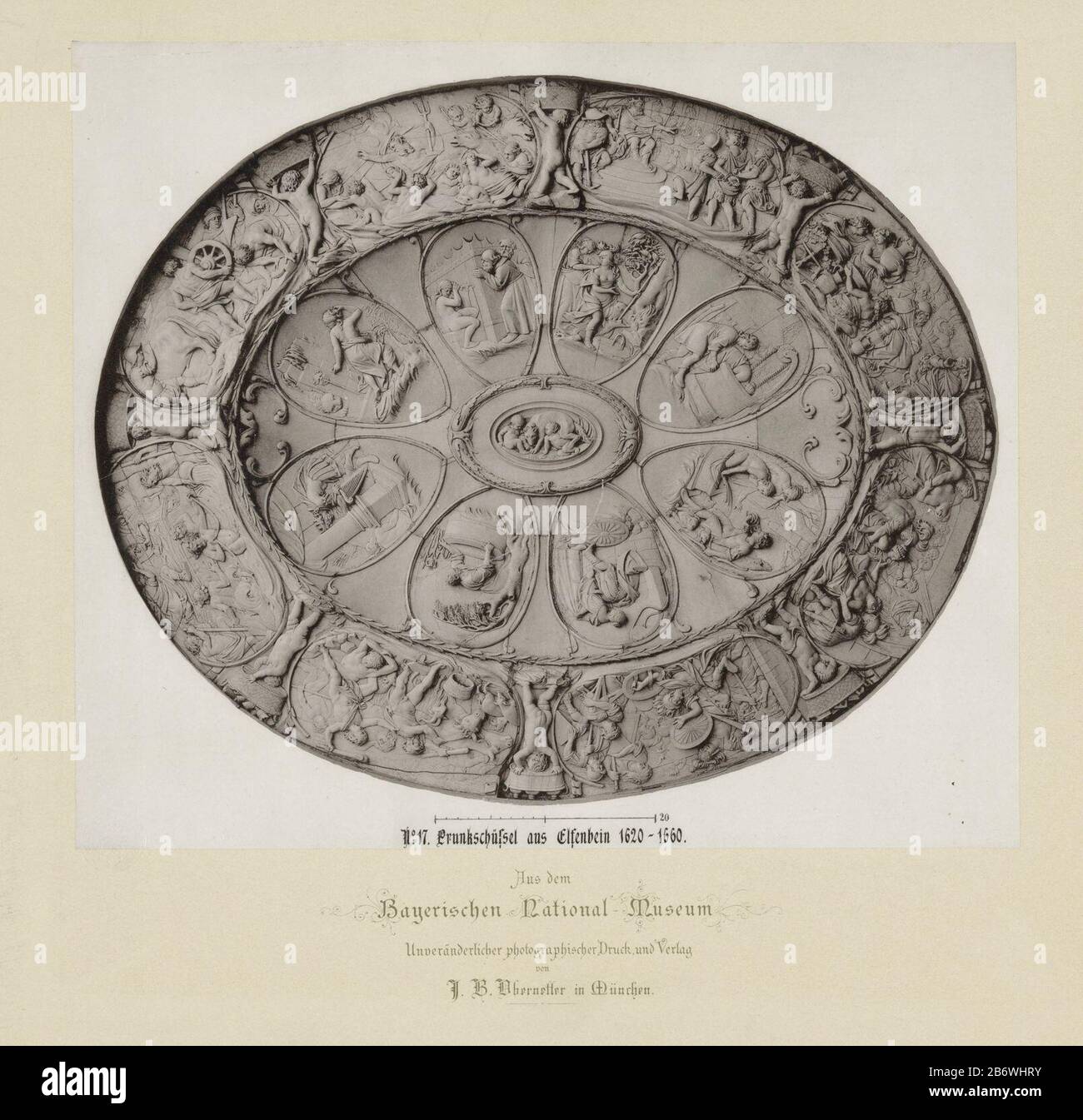 Ivoire pronkschotelPrunkschüssel aus Elfenbein 1620-1660 (titre objet) Aus dem Musée national de Bavière (titre de la série) Type de bien: Photographies Numéro d'article: RP-F 00-386 Inscriptions / marques: Titre, recto, imprimé ' No. 17 Prunkschüssel aus Elfenbein 1620-1660 serveur aus dem Bayerischen Musée National Unveränderlicher Photographischer Druck und Verlag von JB Netter Munich Commission Verlag bei Max Kellerer in München' Fabricant : Photographe: Johann Baptist waiter Netter (possible) imprimante Johann Baptist waiter Netter (possible) Éditeur: Johann Baptist serveur Netter (possible) Place m Banque D'Images