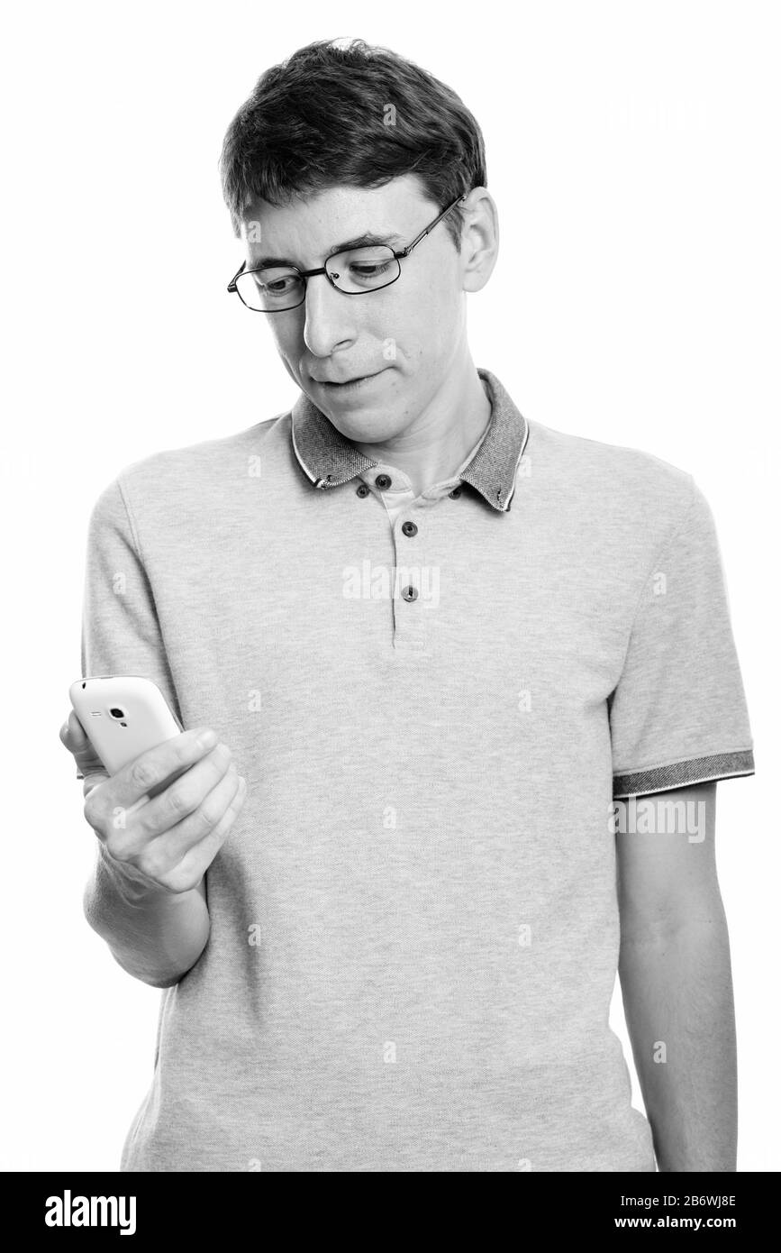 Studio shot of man holding mobile phone Banque D'Images