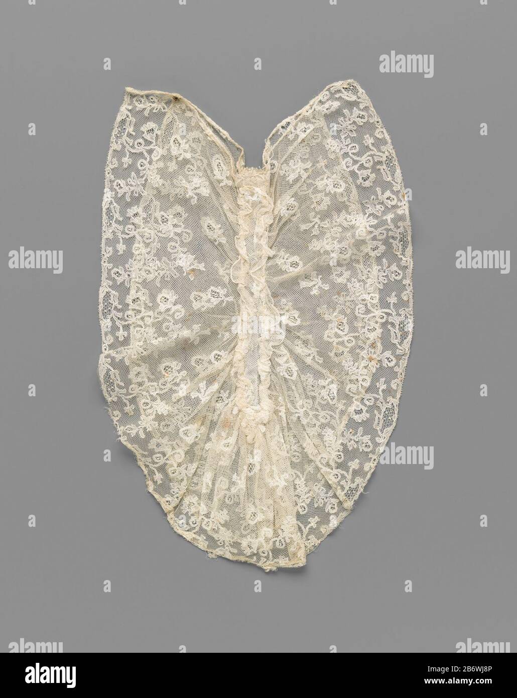 Jabot a rencontré le surnommé laag kloskant gerimpeld rond een smalle strok machinale tule gezet Jabot van naturelkleurig kloskant: Mechelse kant. Een dubbele laag kant est gerimpeld aan een smalle intermédiaire van machinale tule genaid. De naad est afgewerkt met ruches. Kant: Het zich herhalende patrón bestaat langs de buitenrand uit een min de Meer ovaal veldje Banque D'Images