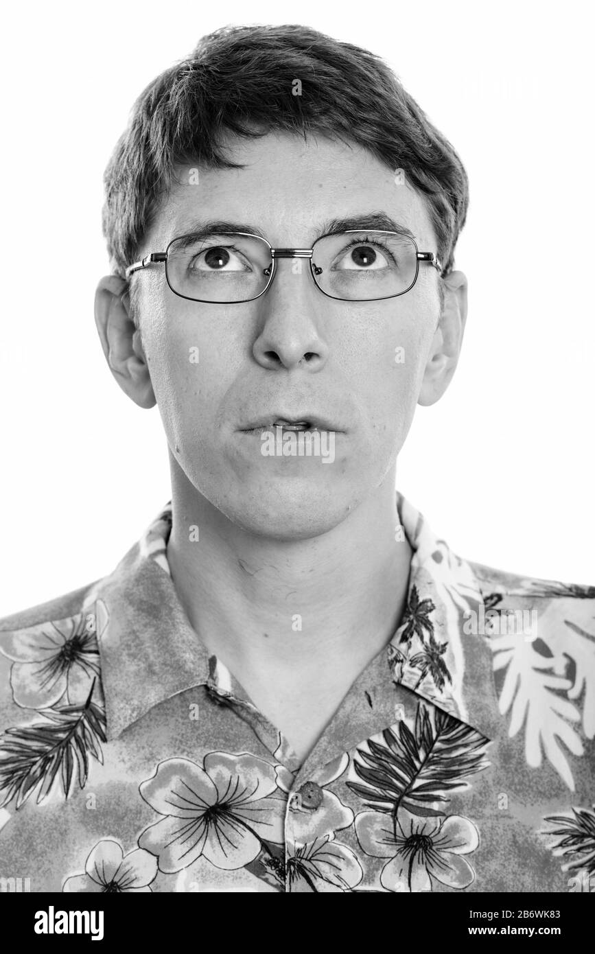 Visage de l'homme pensant tout en portant la chemise hawaïenne Banque D'Images