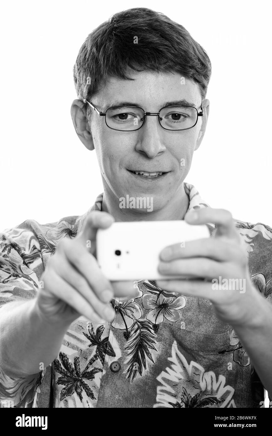 Visage d'homme heureux en souriant tout en photo avec un téléphone mobile Banque D'Images