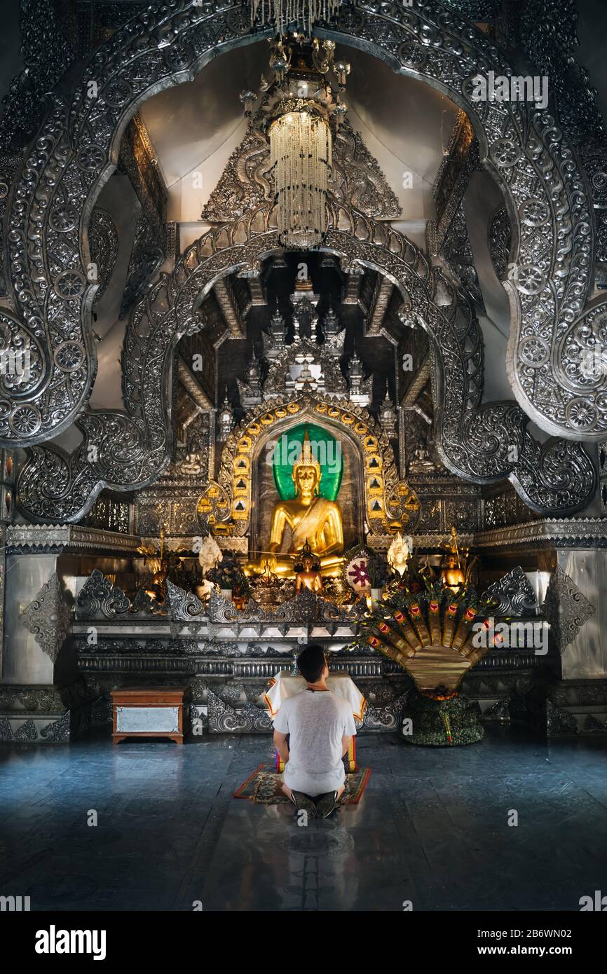 Personne priant à Wat Sri Suphan (temple d'argent). Un beau temple fait entièrement d'argent. Banque D'Images
