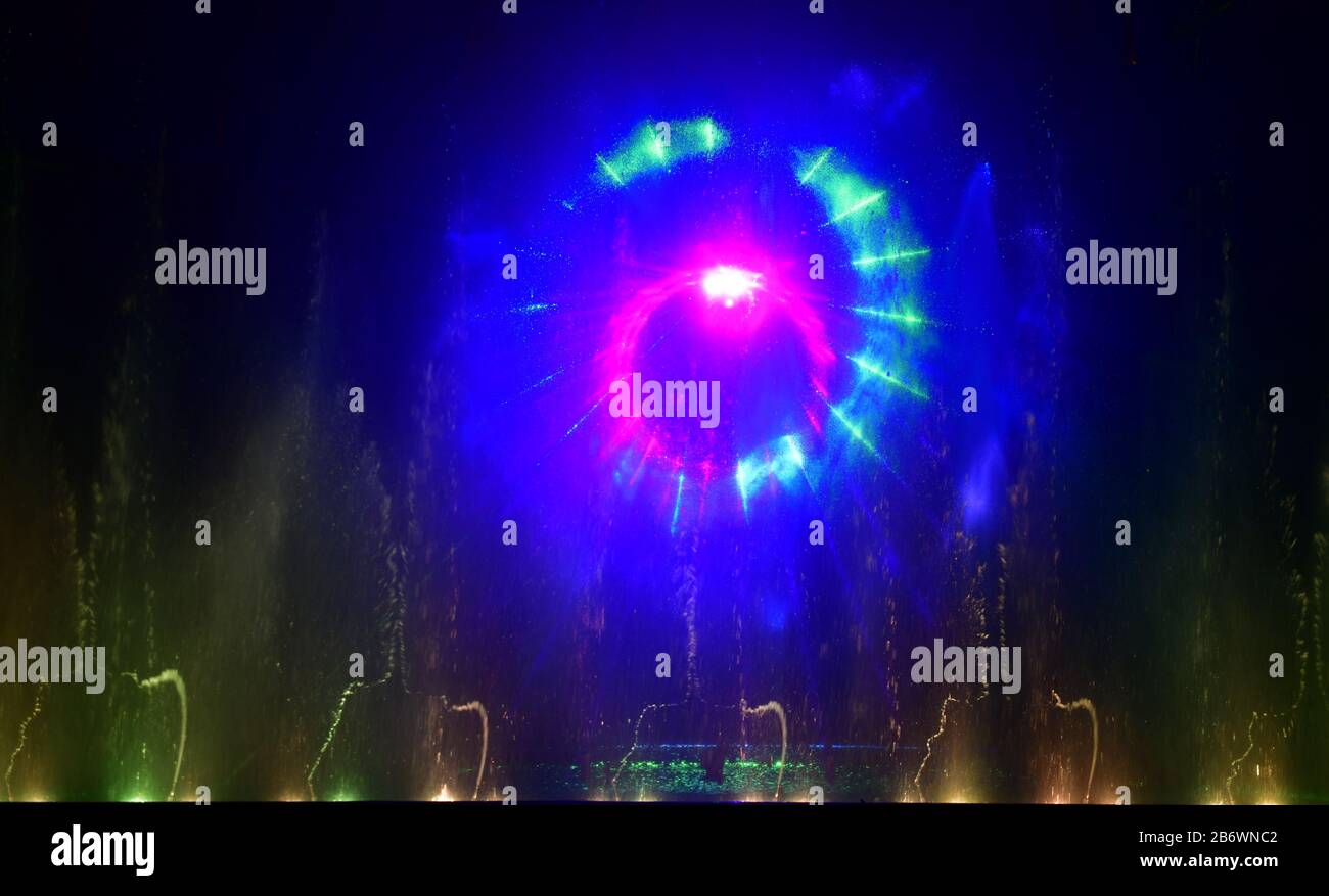 Fontaines d'eau colorées. Magnifique spectacle laser et fontaines. Grand spectacle de fontaine lumineuse à jet d'eau de danse décoratif multicolore la nuit. Sombre Banque D'Images