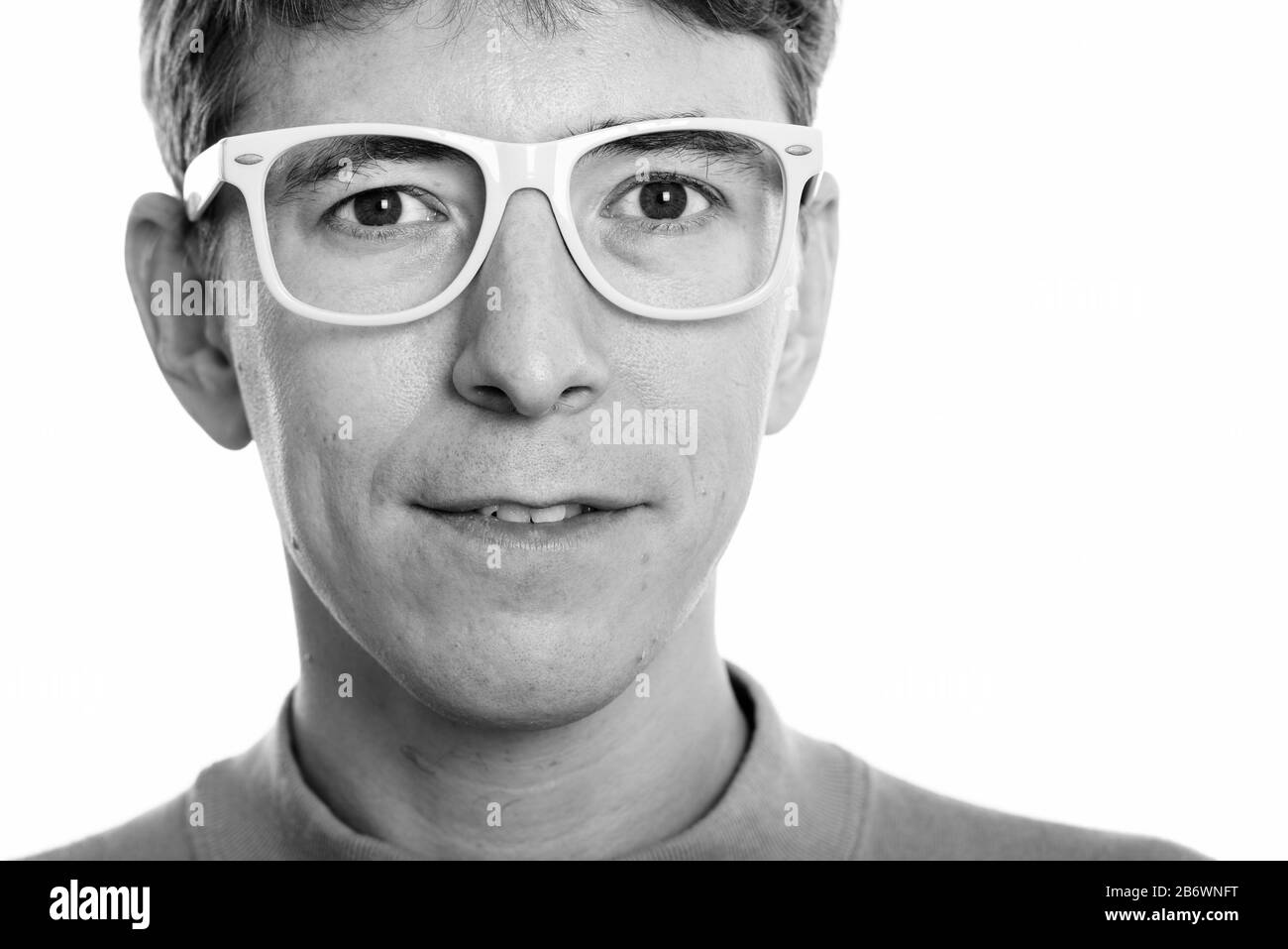 Portrait d'un homme portant des lunettes jaunes Banque D'Images