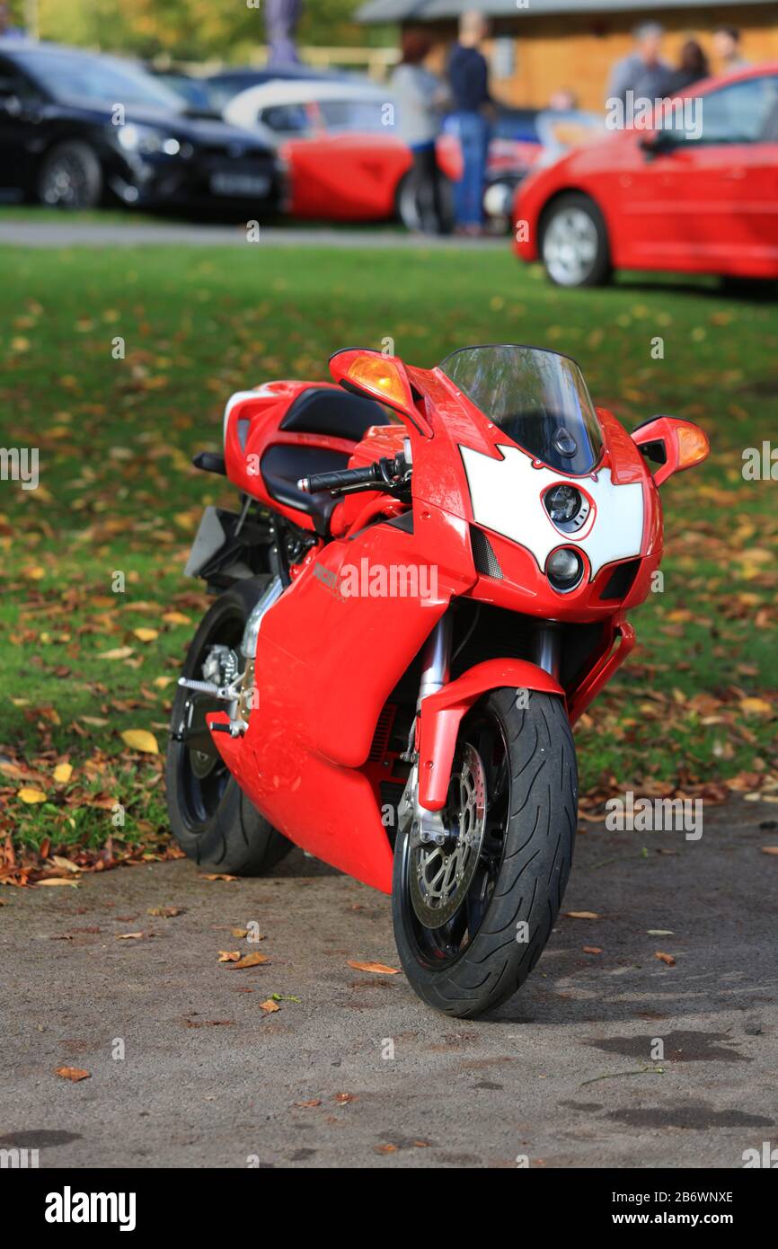 Une moto rouge Ducati 999 Testastrretta. Banque D'Images