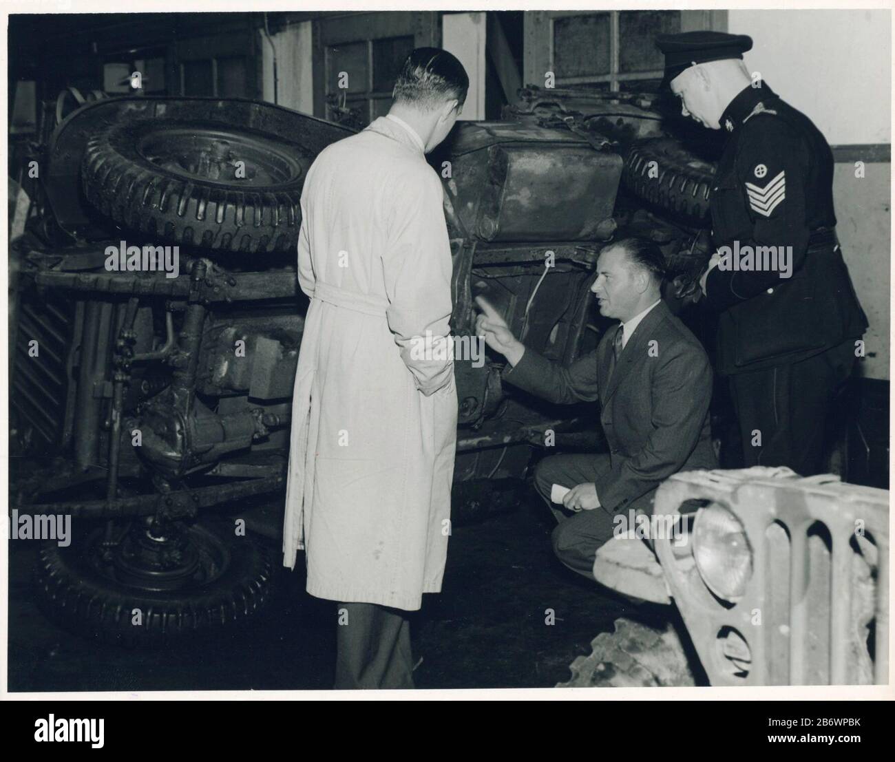 Jeeps uit de USA Hulp uit USA (servietitel) ancienne jeeps de l'armée américaine, quelque 500 sont utilisés par la politie néerlandaise. Fabricant : Photographe : United States information Service Place fabricación: Netherlands Date: 1946 - 1947 matériau: Paper technique: Photographie dimensions: 24 cm b. H × 19 cm. Objet: 1945 - 1947 Banque D'Images