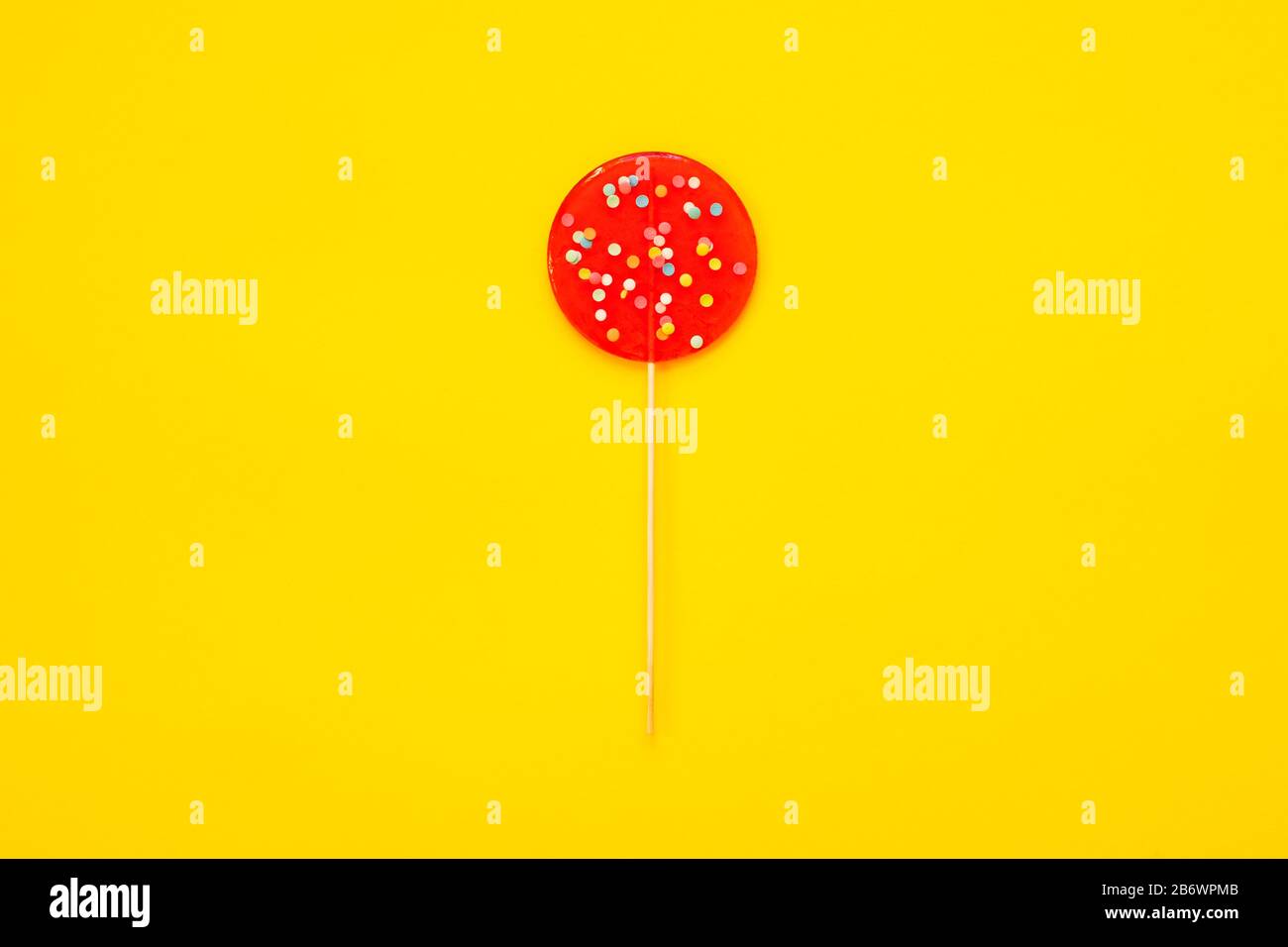Un grand Lollipop rouge, sur un fond jaune. Banque D'Images