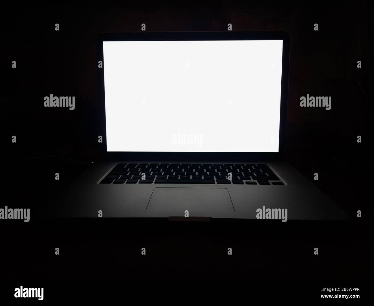ouvrir l'ordinateur portable avec un écran vide sur fond sombre Photo Stock  - Alamy
