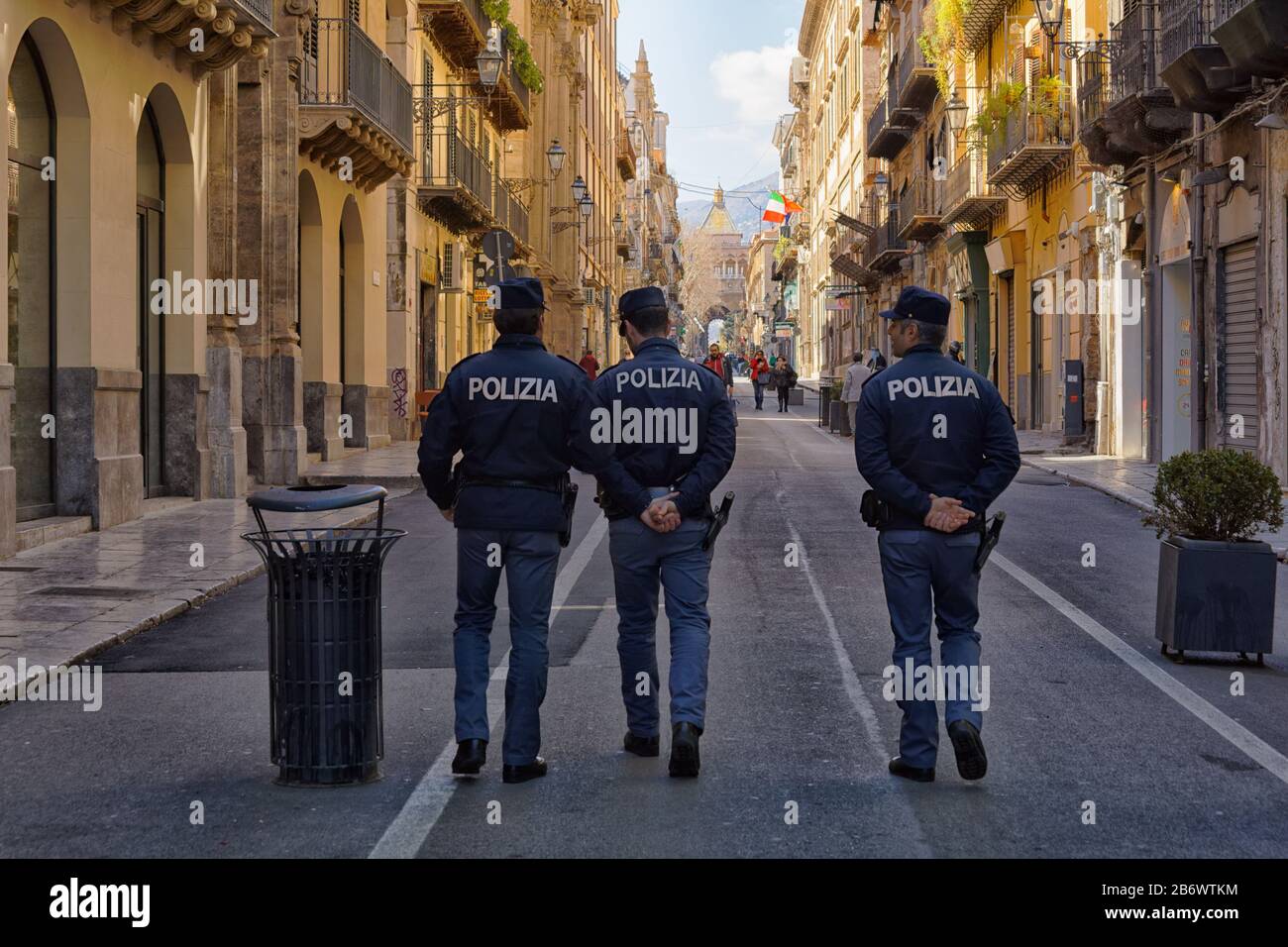 La police patrouille dans les rues de Palerme pendant la pandémie du virus Corona COVID-19 en Sicile Banque D'Images