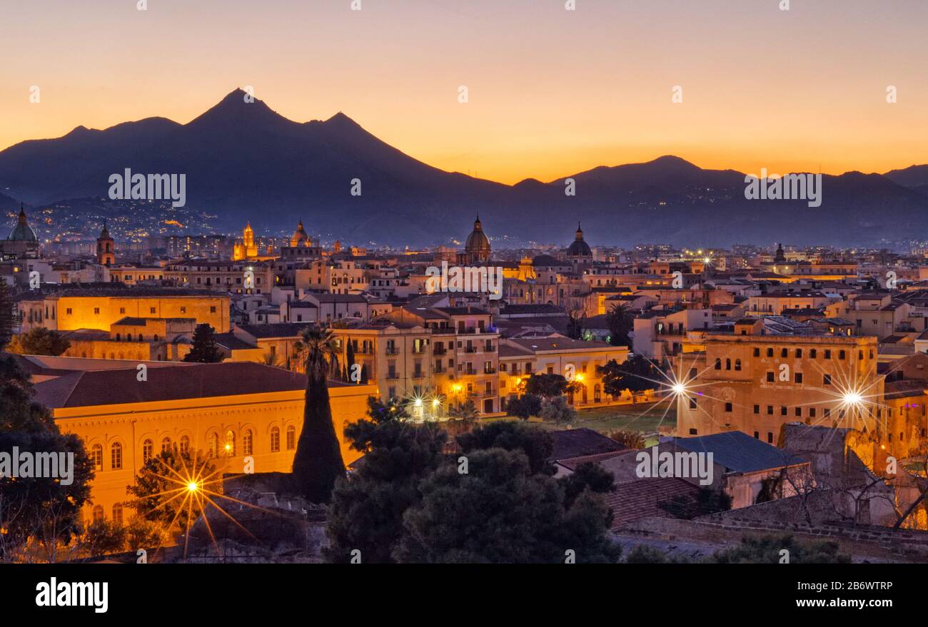 Palerme, Sicile, paysage urbain de nuit avec montagnes Banque D'Images