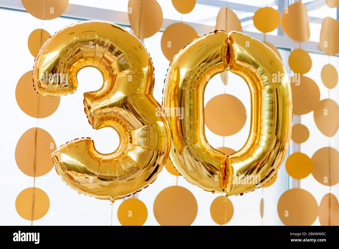Ballons D Or Avec Rubans Numero 30 Decoration De Fete Signe Anniversaire Pour Des Vacances Heureux Celebration Anniversaire Carnaval Nouvelle Annee Metallique Photo Stock Alamy