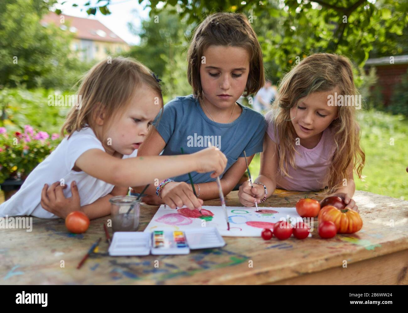 Enfants enquêtant sur la nourriture. Série: Peinture des légumes, dans ce cas des pommes de terre. Apprentissage selon le principe de la pédagogie Reggio, compréhension et découverte ludiques. Allemagne. Banque D'Images